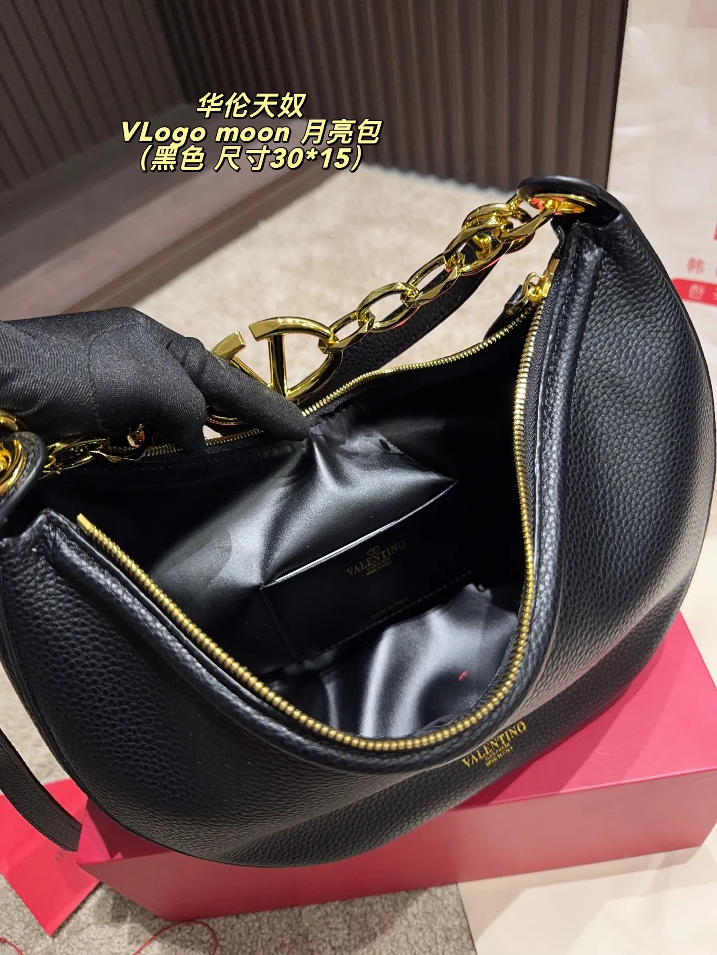 p370 comes with box ⚠️Size 30.15 Valentino VLogo moon bag Use your bag to brighten up dull autumn and winter. Valentino's VLogo Moon handbag is like the moon, with cute and soft curved lines. VLogo gold chain, retro and exquisite. Detachable shoulder strap unlocks a variety of dressing styles. It can be a casual cool girl or a elegant woman. One bag can be used with many styles, as you like.