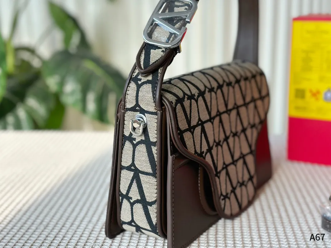 💰360 folding gift box packaging 🌟Valentino printed armpit bag Unlock fashion charm 🉑Salt🉑Sweet The most beautiful girl on the street Size: 28-8-16