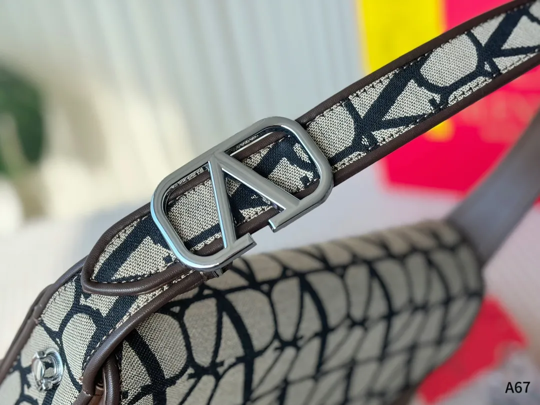 💰360 folding gift box packaging 🌟Valentino printed armpit bag Unlock fashion charm 🉑Salt🉑Sweet The most beautiful girl on the street Size: 28-8-16