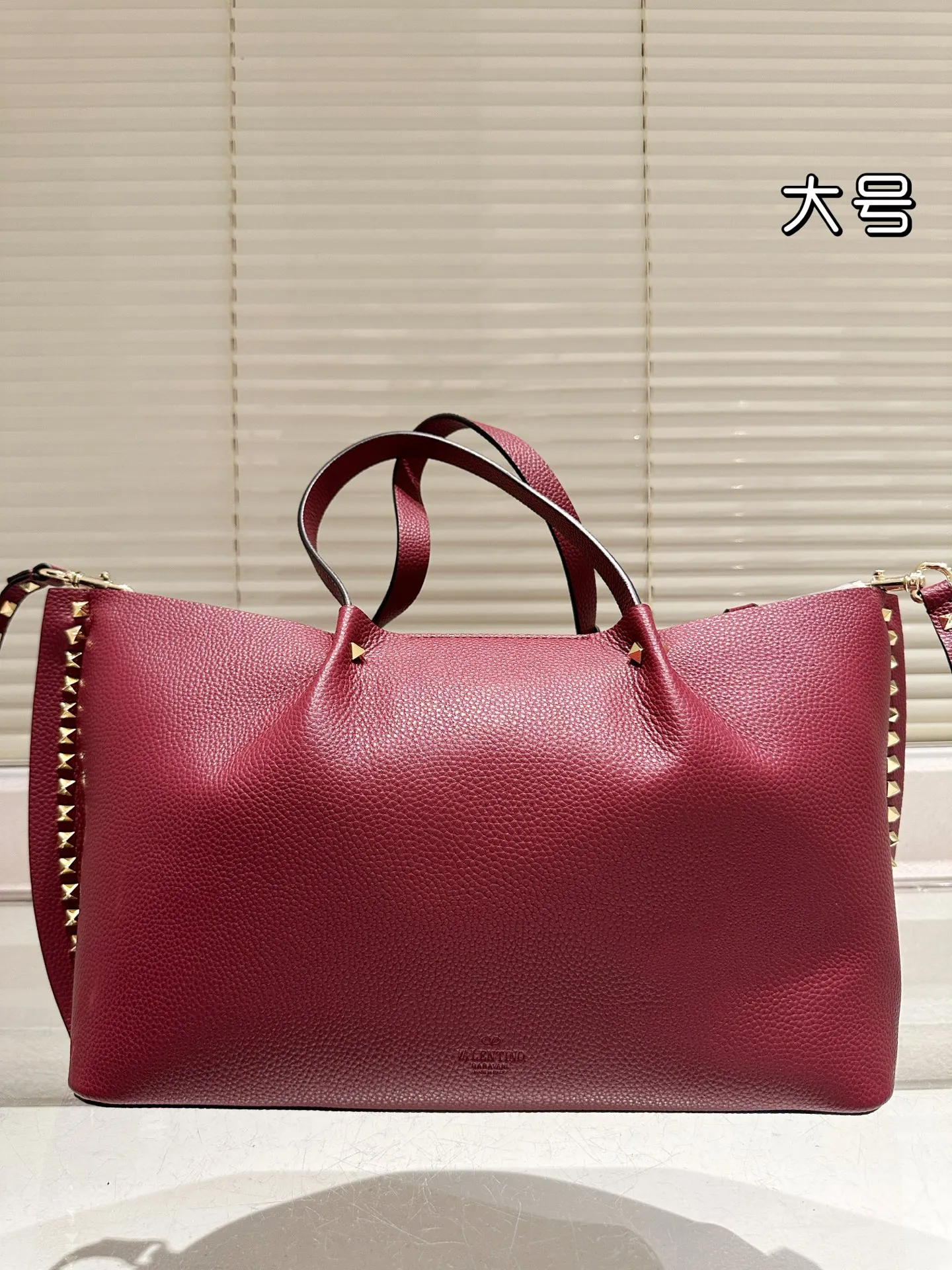 P430⚠️Size 36.23 Valentino handbag can be worn cross-body. It has a retro feel. It is high-end yet elegant. It has a great sense of atmosphere. It can be worn for commuting, leisure and dating.