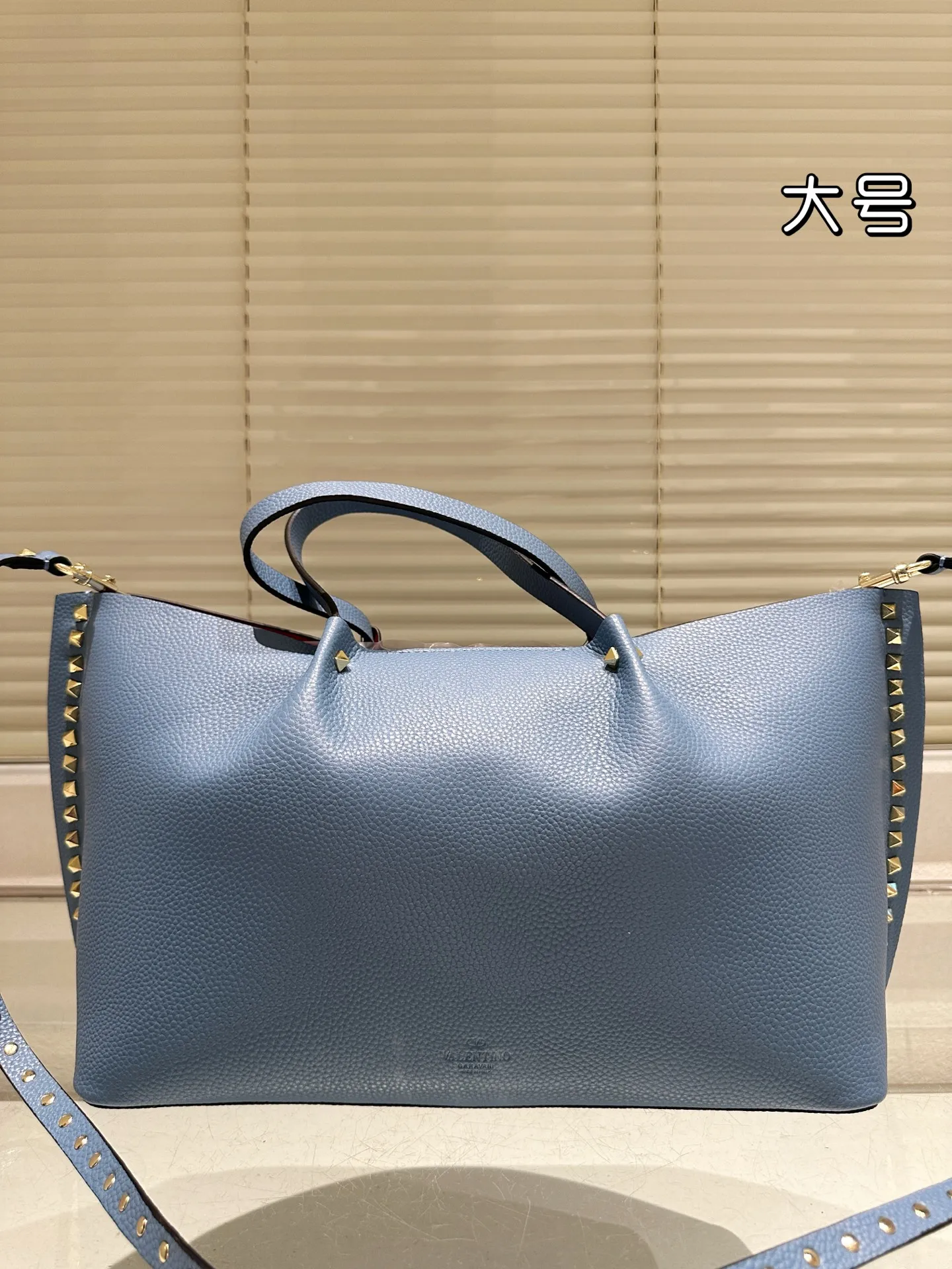 P430⚠️Size 36.23 Valentino handbag can be worn cross-body. It has a retro feel. It is high-end yet elegant. It has a great sense of atmosphere. It can be worn for commuting, leisure and dating.