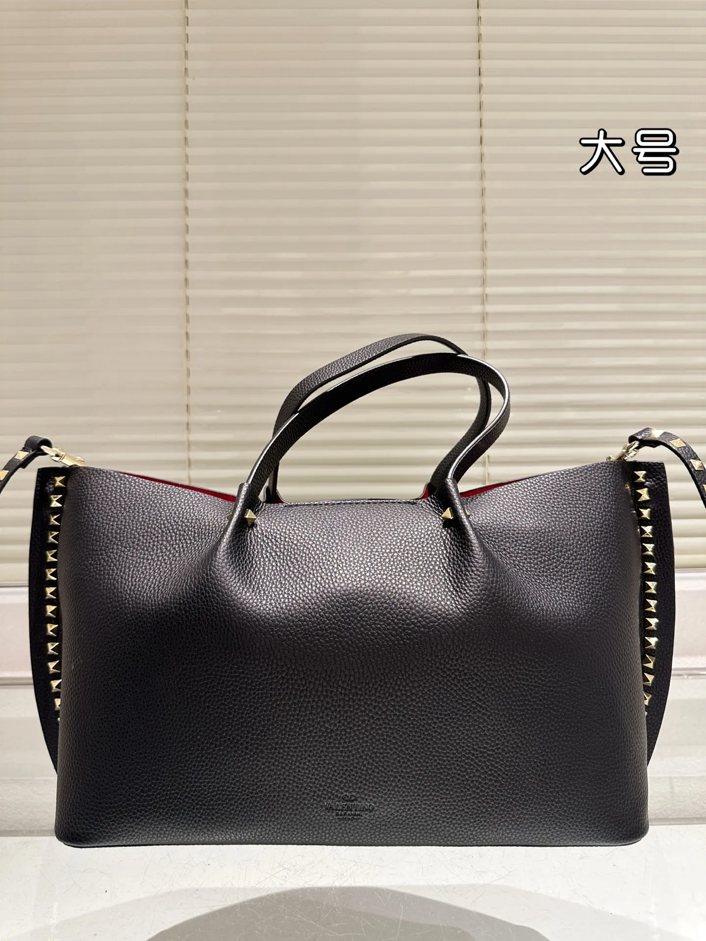 P430⚠️Size 36.23 Valentino handbag can be worn cross-body. It has a retro feel. It is high-end yet elegant. It has a great sense of atmosphere. It can be worn for commuting, leisure and dating.