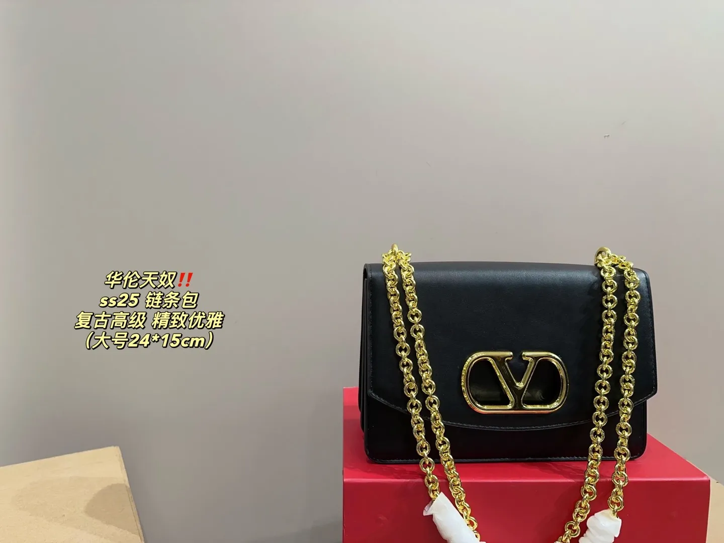 Large P300 comes with a folding box⚠️Size 24.15 Small P290 comes with a folding box⚠️Size 19.13 Valentino ss25 chain bag Retro hollow logo Modern style full of eye-catching and texture Overflowing with a sense of high-end This appearance is very versatile~ The flower of wealth in the world, beautiful and generous‼ ️