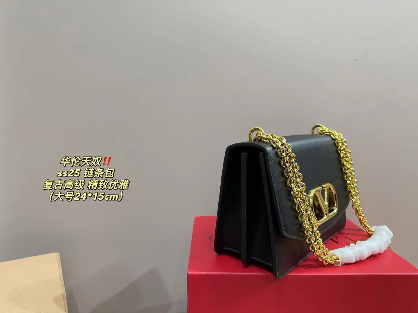 Large P300 comes with a folding box⚠️Size 24.15 Small P290 comes with a folding box⚠️Size 19.13 Valentino ss25 chain bag Retro hollow logo Modern style full of eye-catching and texture Overflowing with a sense of high-end This appearance is very versatile~ The flower of wealth in the world, beautiful and generous‼ ️