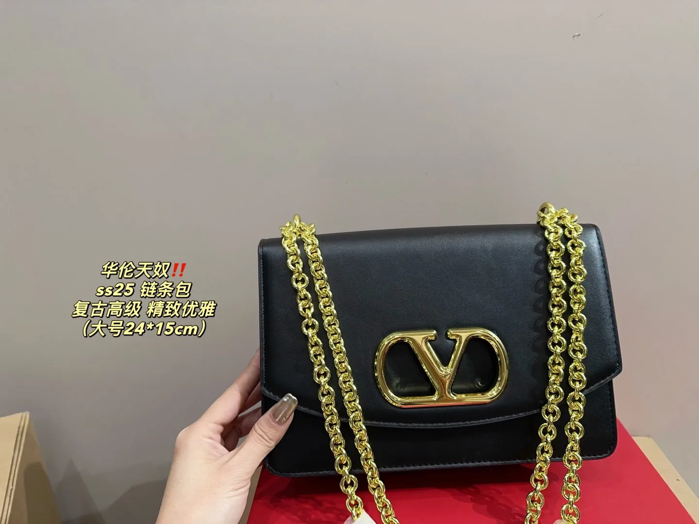 Large P300 comes with a folding box⚠️Size 24.15 Small P290 comes with a folding box⚠️Size 19.13 Valentino ss25 chain bag Retro hollow logo Modern style full of eye-catching and texture Overflowing with a sense of high-end This appearance is very versatile~ The flower of wealth in the world, beautiful and generous‼ ️