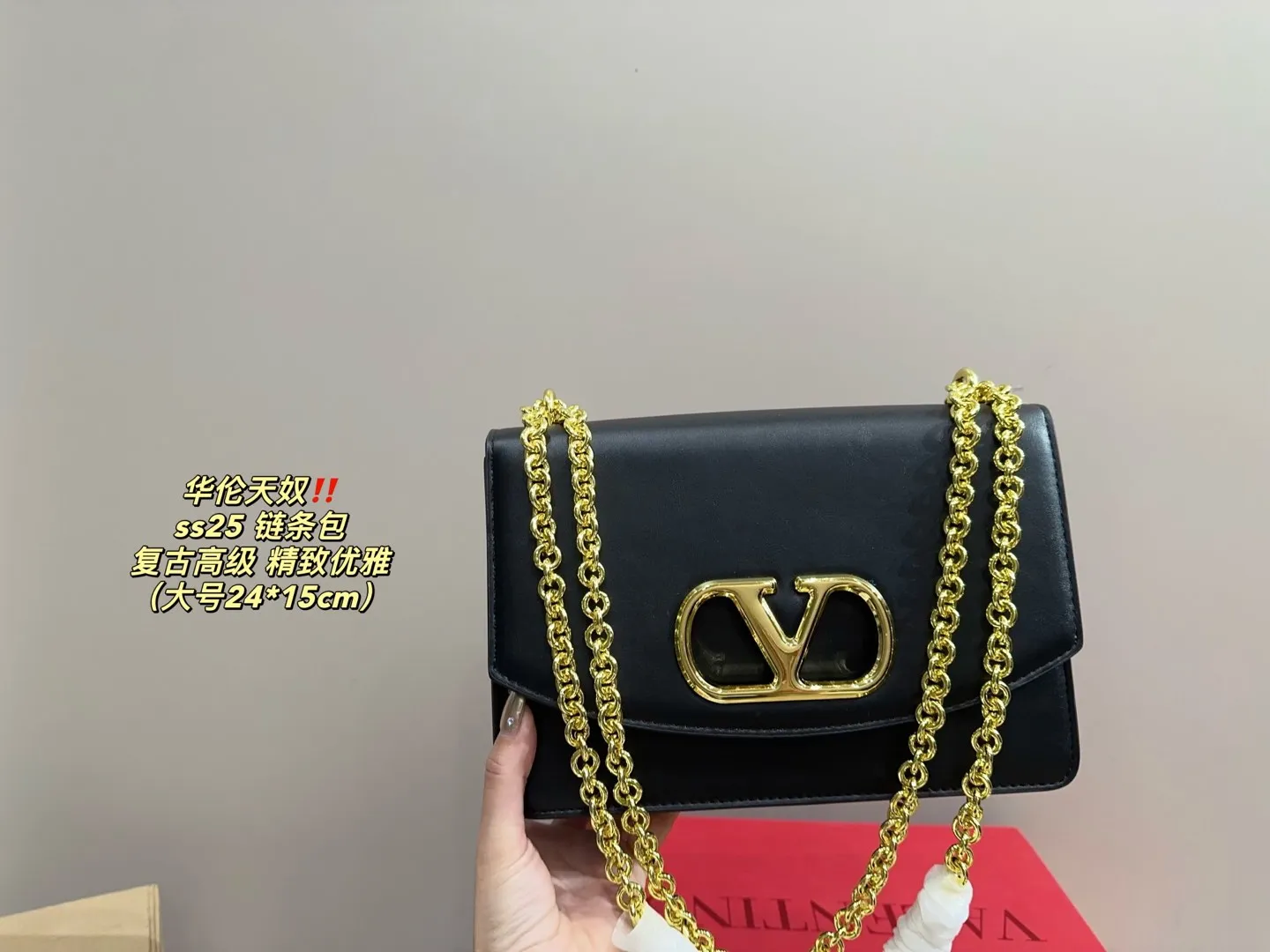 Large P300 comes with a folding box⚠️Size 24.15 Small P290 comes with a folding box⚠️Size 19.13 Valentino ss25 chain bag Retro hollow logo Modern style full of eye-catching and texture Overflowing with a sense of high-end This appearance is very versatile~ The flower of wealth in the world, beautiful and generous‼ ️