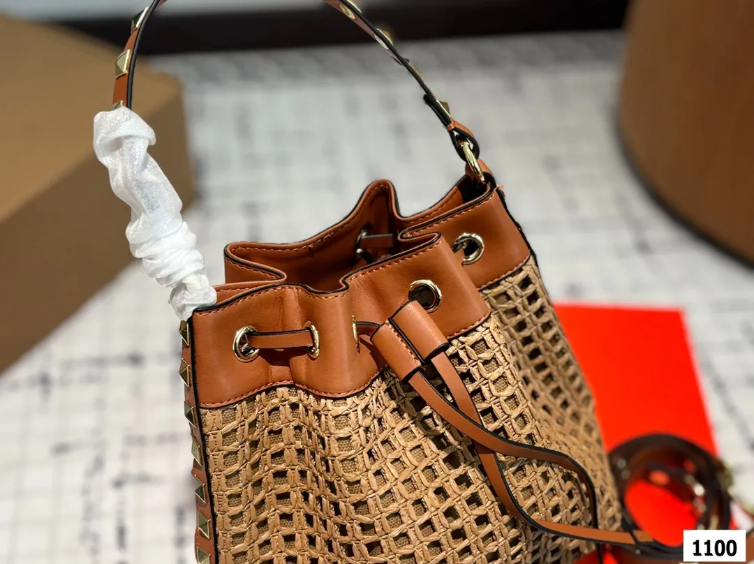 P370 with folding box Valentino woven bag 24 spring and summer has a strong holiday style, but it is also suitable for daily life. I feel like having a bag like this is a must. After all, no one wants to refuse the waves and the beach# Size: 18 20