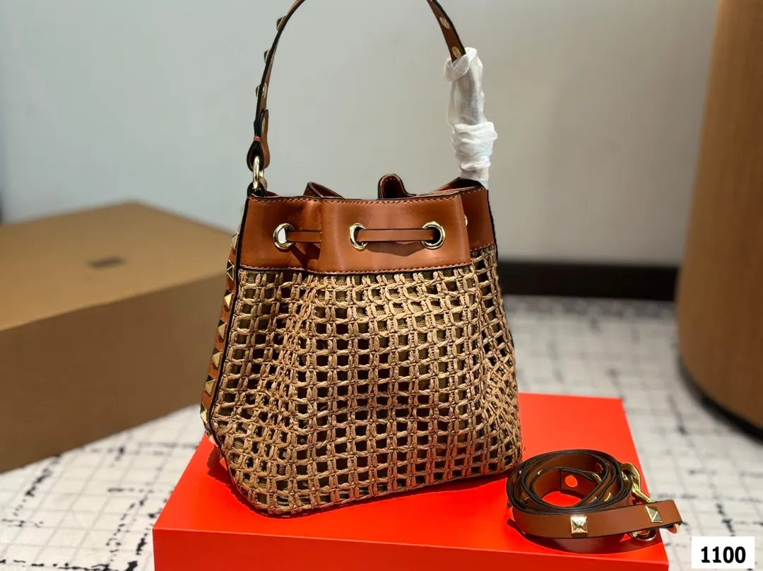 P370 with folding box Valentino woven bag 24 spring and summer has a strong holiday style, but it is also suitable for daily life. I feel like having a bag like this is a must. After all, no one wants to refuse the waves and the beach# Size: 18 20