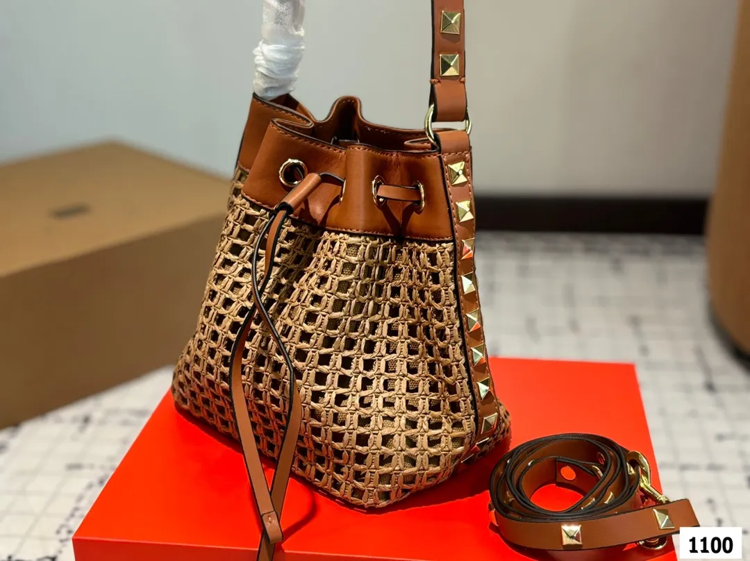 P370 with folding box Valentino woven bag 24 spring and summer has a strong holiday style, but it is also suitable for daily life. I feel like having a bag like this is a must. After all, no one wants to refuse the waves and the beach# Size: 18 20