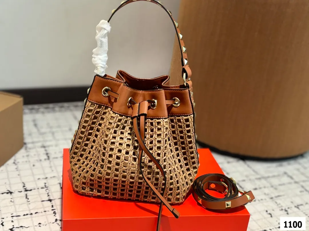 P370 with folding box Valentino woven bag 24 spring and summer has a strong holiday style, but it is also suitable for daily life. I feel like having a bag like this is a must. After all, no one wants to refuse the waves and the beach# Size: 18 20