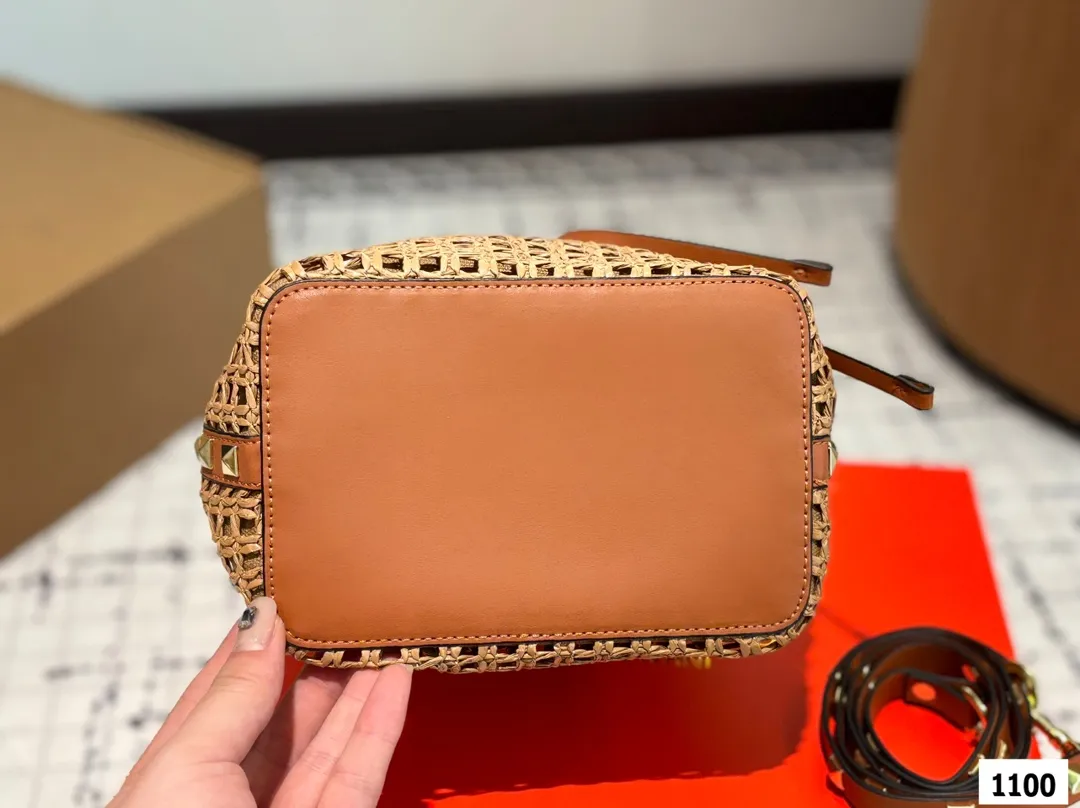 P370 with folding box Valentino woven bag 24 spring and summer has a strong holiday style, but it is also suitable for daily life. I feel like having a bag like this is a must. After all, no one wants to refuse the waves and the beach# Size: 18 20