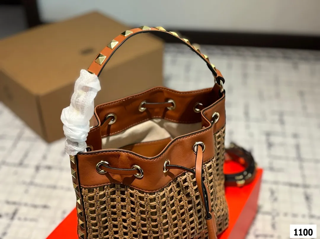 P370 with folding box Valentino woven bag 24 spring and summer has a strong holiday style, but it is also suitable for daily life. I feel like having a bag like this is a must. After all, no one wants to refuse the waves and the beach# Size: 18 20