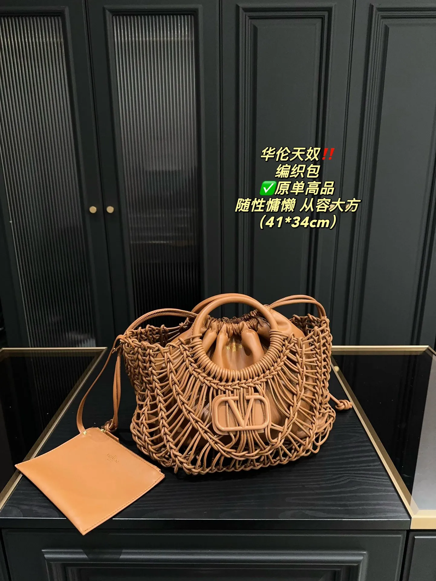 ✅Pure leather P540⚠️Size 41.34 Valentino woven bag has a strong holiday style, but it is also suitable for daily life. I think you must have a bag like this. After all, no one wants to refuse the waves and the beach.