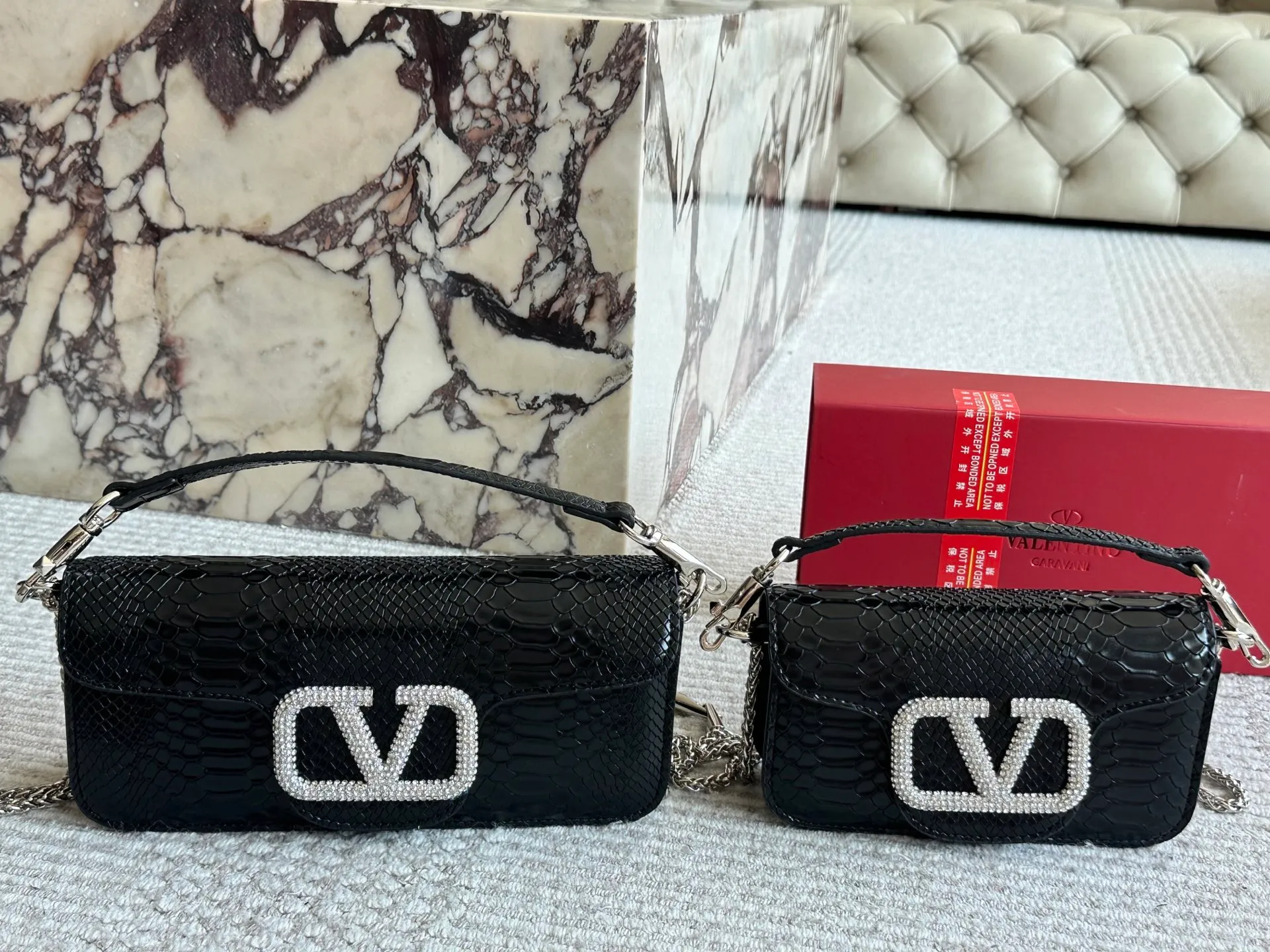 💰 340, 165 box size: 20 9cm 26 17cm Valentino new product! Who can resist this style? It’s totally okay to wear in spring, summer, autumn and winter~