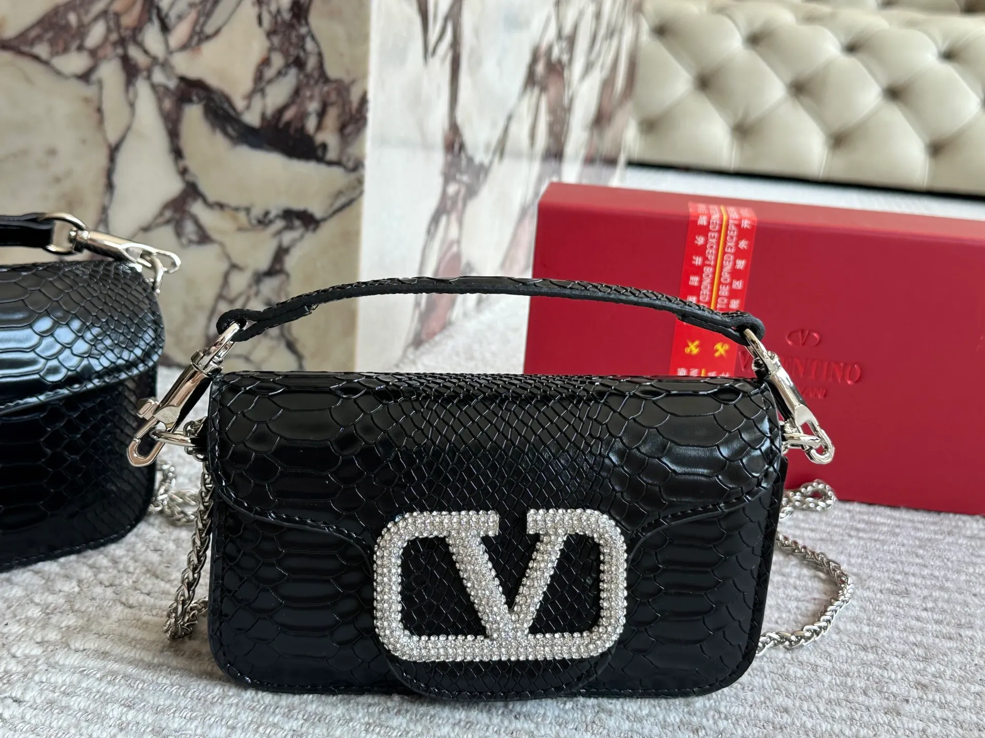 💰 340, 165 box size: 20 9cm 26 17cm Valentino new product! Who can resist this style? It’s totally okay to wear in spring, summer, autumn and winter~