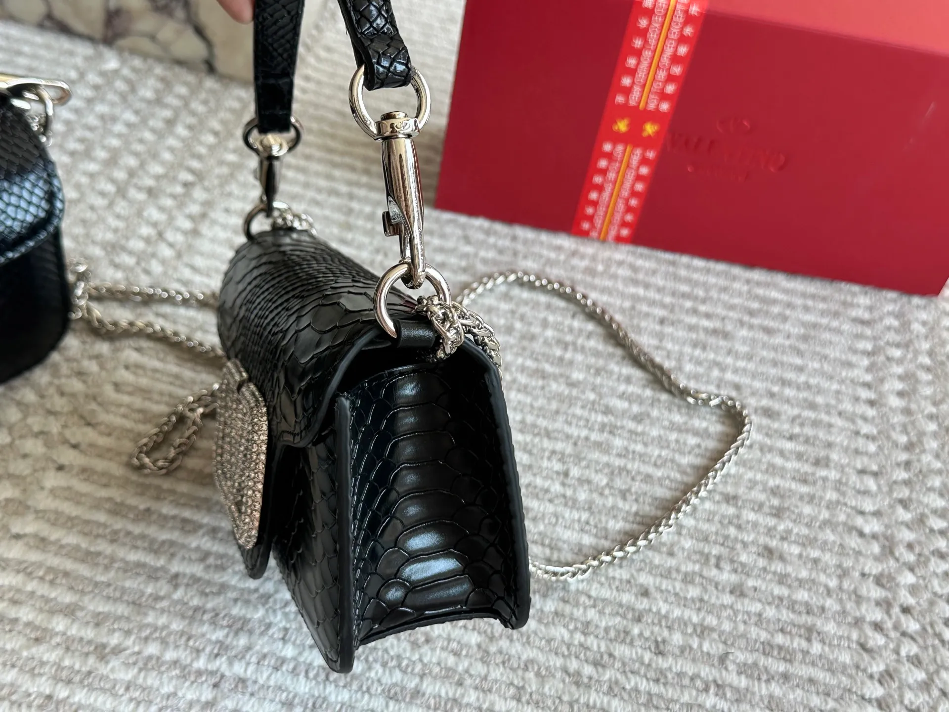 💰 340, 165 box size: 20 9cm 26 17cm Valentino new product! Who can resist this style? It’s totally okay to wear in spring, summer, autumn and winter~