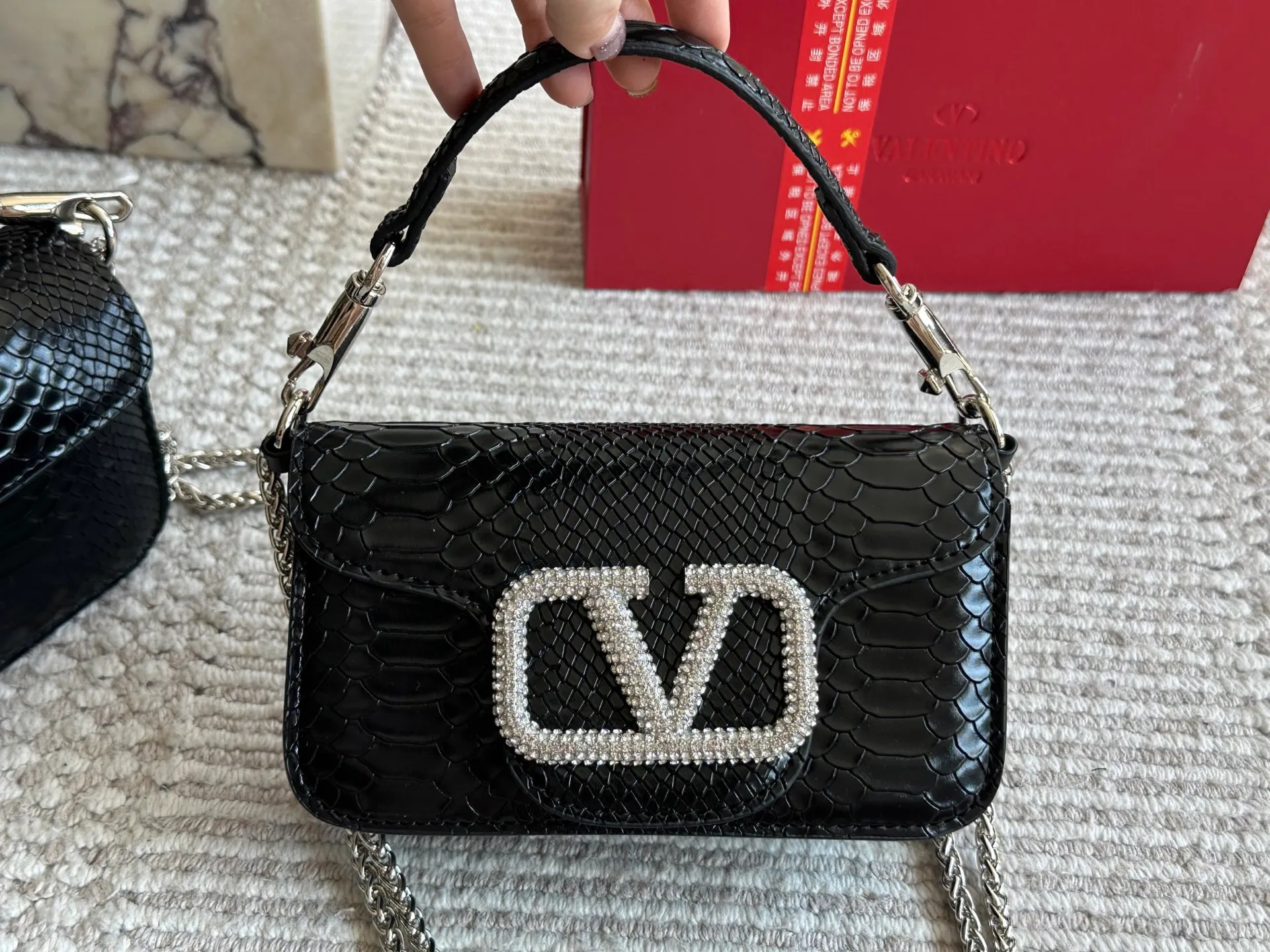 💰 340, 165 box size: 20 9cm 26 17cm Valentino new product! Who can resist this style? It’s totally okay to wear in spring, summer, autumn and winter~