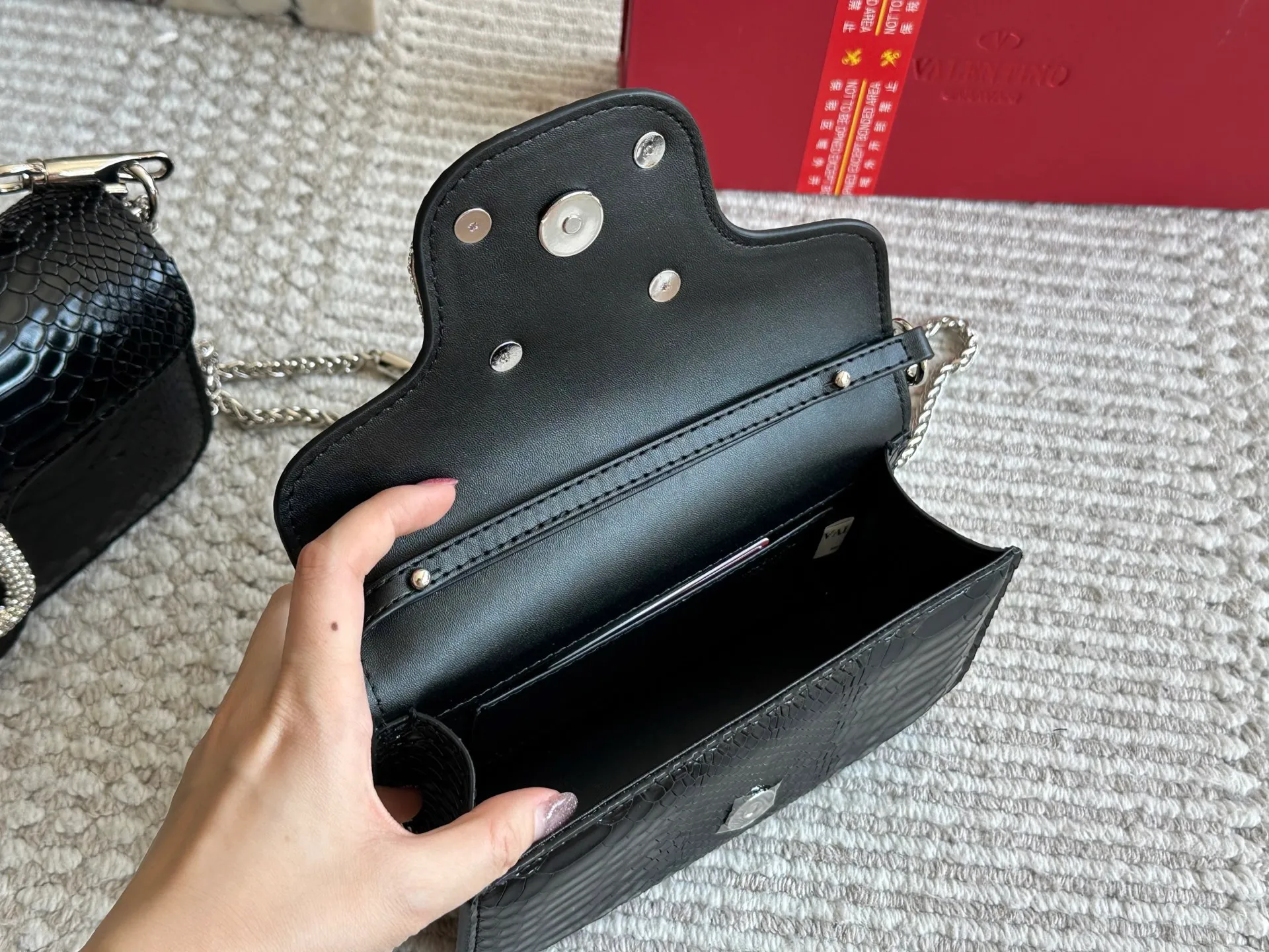 💰 340, 165 box size: 20 9cm 26 17cm Valentino new product! Who can resist this style? It’s totally okay to wear in spring, summer, autumn and winter~