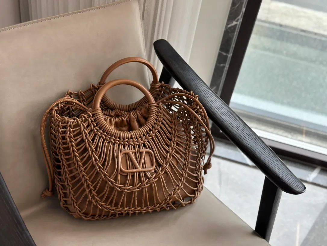 ¥540 Valentino Loco is a must-have for beautiful fairies and is so pretty. Hand-held shoulder bag unlocks fashion charm. It can be salty or sweet. The most beautiful girl on the street. Size 38 32cm. Comes with folding gift box.