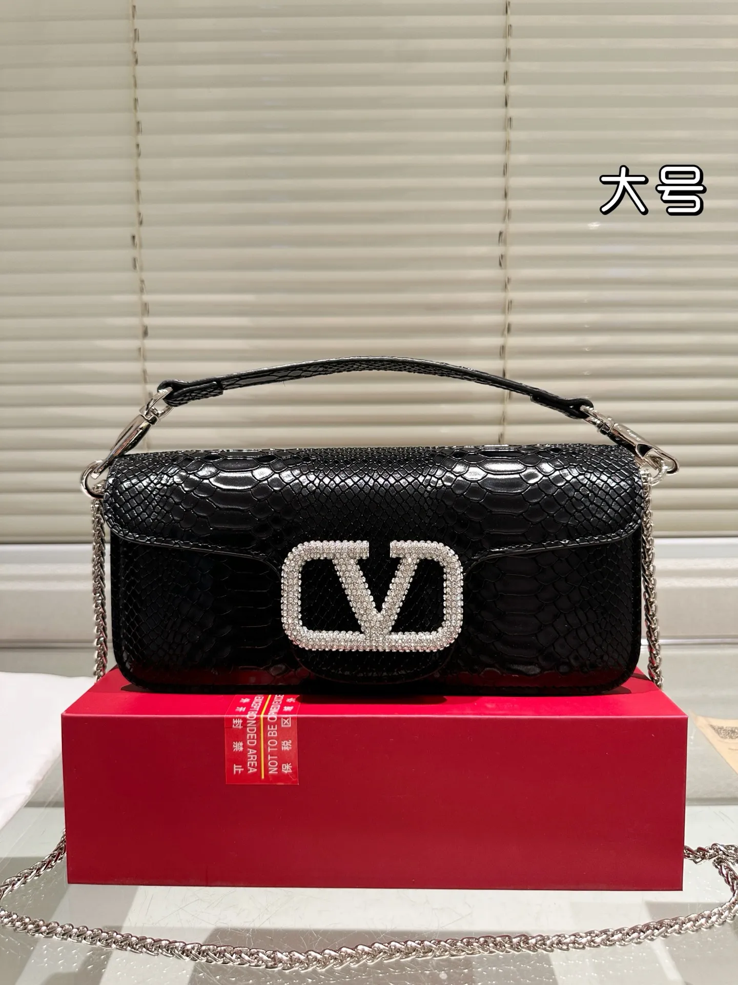 Large P340 Folding Box ⚠️Size 26.11 Valentino Loco Shoulder Bag Overflowing with Sophistication This Look Is Very Versatile No matter how you carry it, you won’t feel any pressure. Which girl can resist such a beautiful bag?