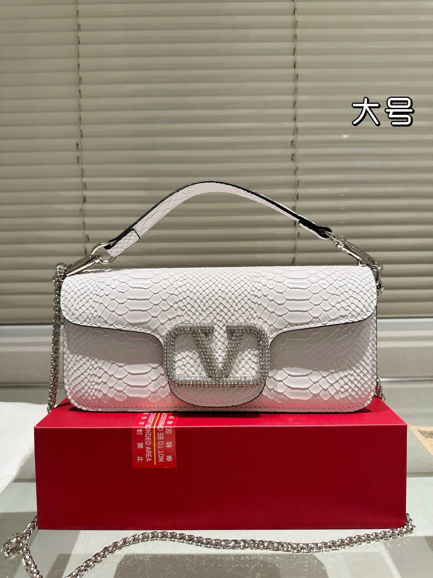 Large P340 Folding Box ⚠️Size 26.11 Valentino Loco Shoulder Bag Overflowing with Sophistication This Look Is Very Versatile No matter how you carry it, you won’t feel any pressure. Which girl can resist such a beautiful bag?