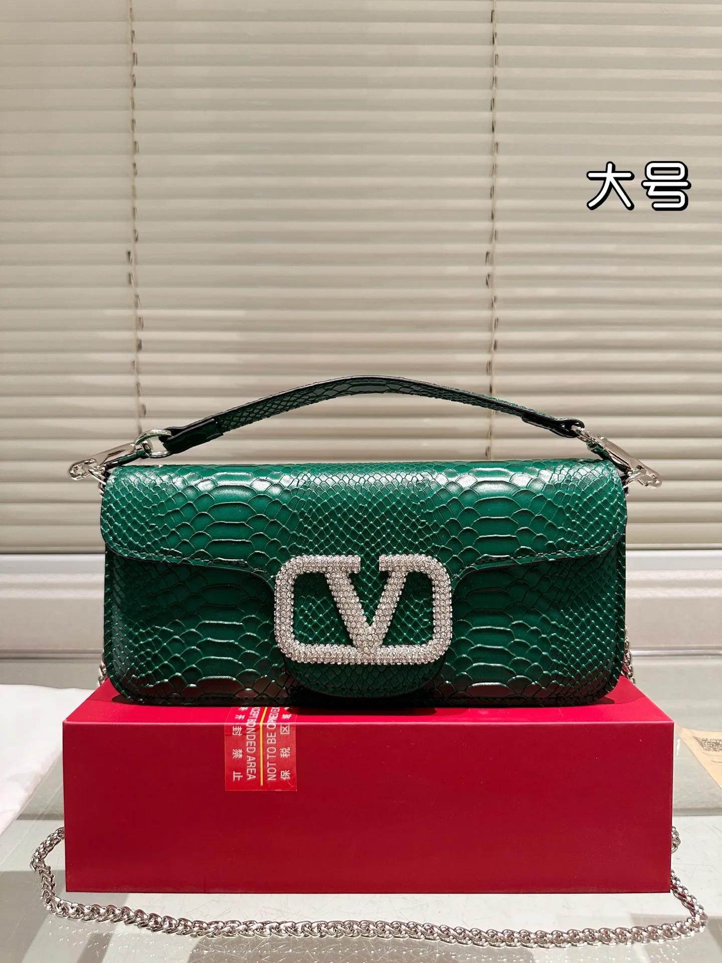 Large P340 Folding Box ⚠️Size 26.11 Valentino Loco Shoulder Bag Overflowing with Sophistication This Look Is Very Versatile No matter how you carry it, you won’t feel any pressure. Which girl can resist such a beautiful bag?