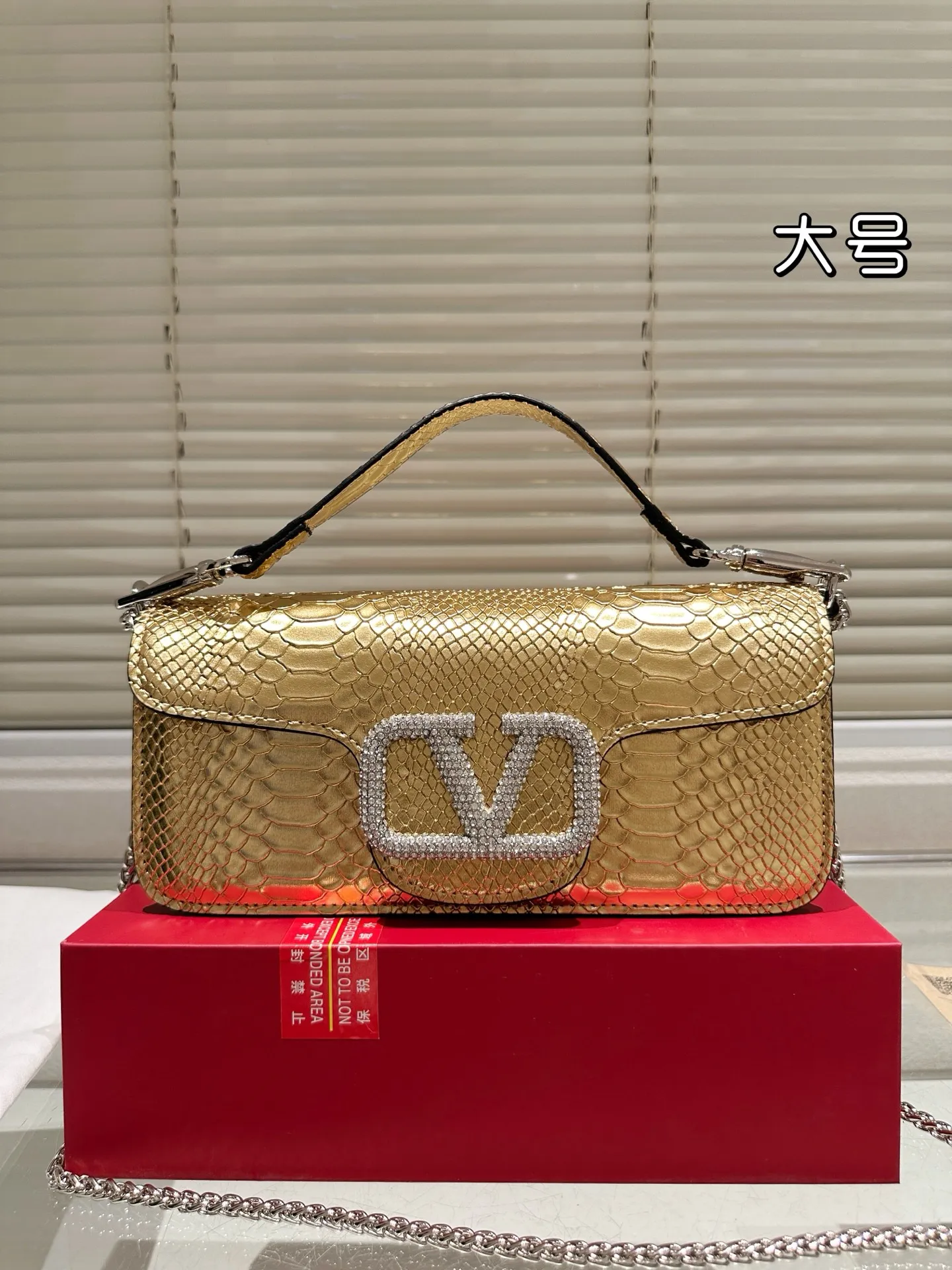 Large P340 Folding Box ⚠️Size 26.11 Valentino Loco Shoulder Bag Overflowing with Sophistication This Look Is Very Versatile No matter how you carry it, you won’t feel any pressure. Which girl can resist such a beautiful bag?