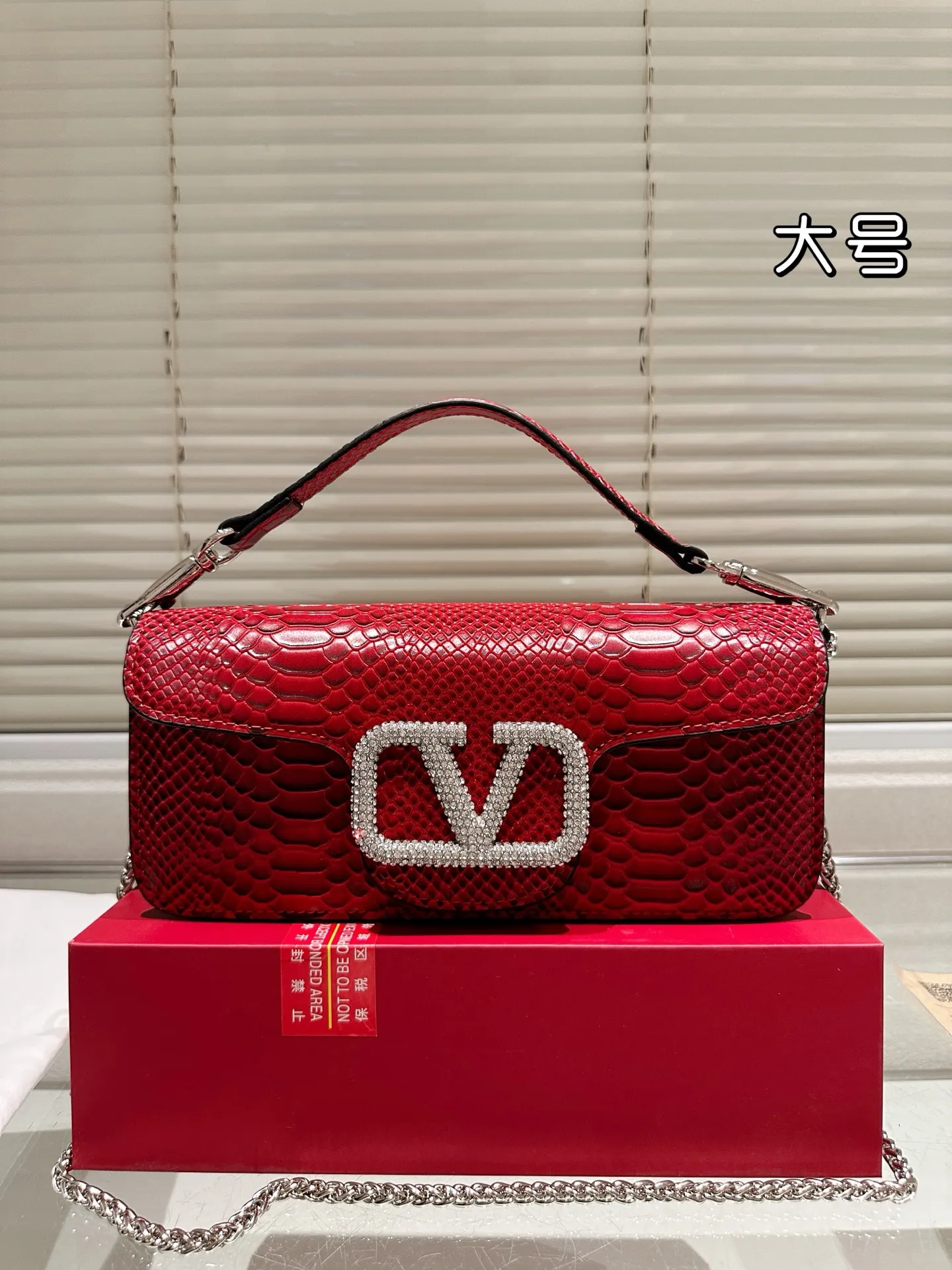 Large P340 Folding Box ⚠️Size 26.11 Valentino Loco Shoulder Bag Overflowing with Sophistication This Look Is Very Versatile No matter how you carry it, you won’t feel any pressure. Which girl can resist such a beautiful bag?