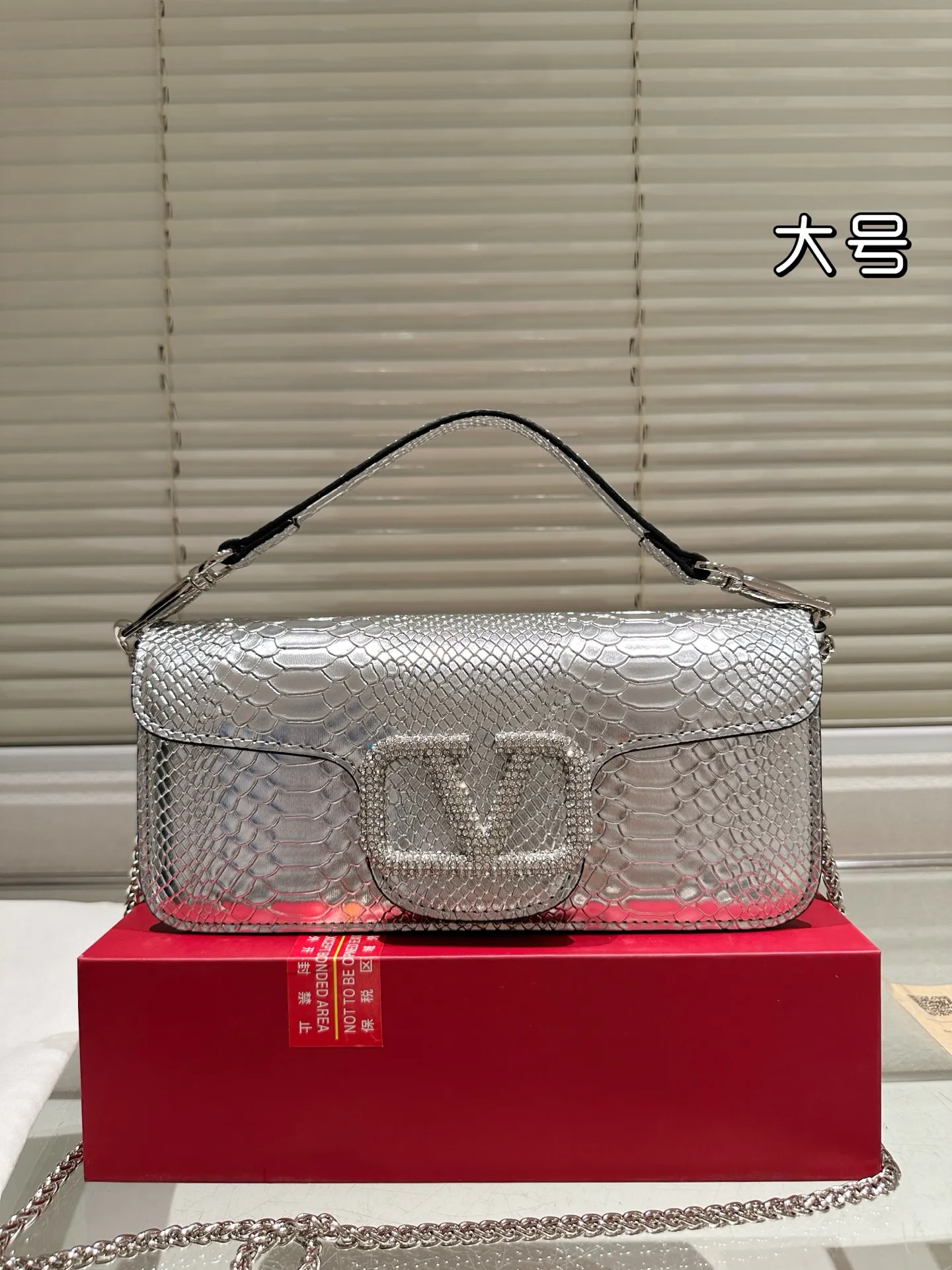 Large P340 Folding Box ⚠️Size 26.11 Valentino Loco Shoulder Bag Overflowing with Sophistication This Look Is Very Versatile No matter how you carry it, you won’t feel any pressure. Which girl can resist such a beautiful bag?
