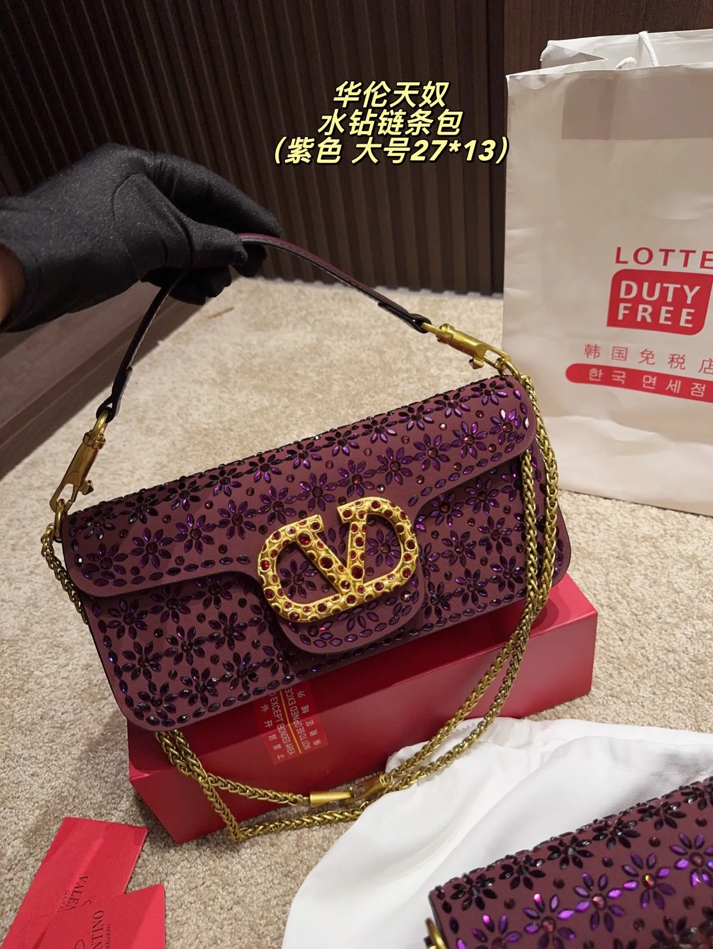 Large P400 comes with box⚠️size 27.13 Small P390 comes with box⚠️size 20.12 Valentino rhinestone chain bag Unlocks the fashion charm Can be salty or sweet The most beautiful girl on the street