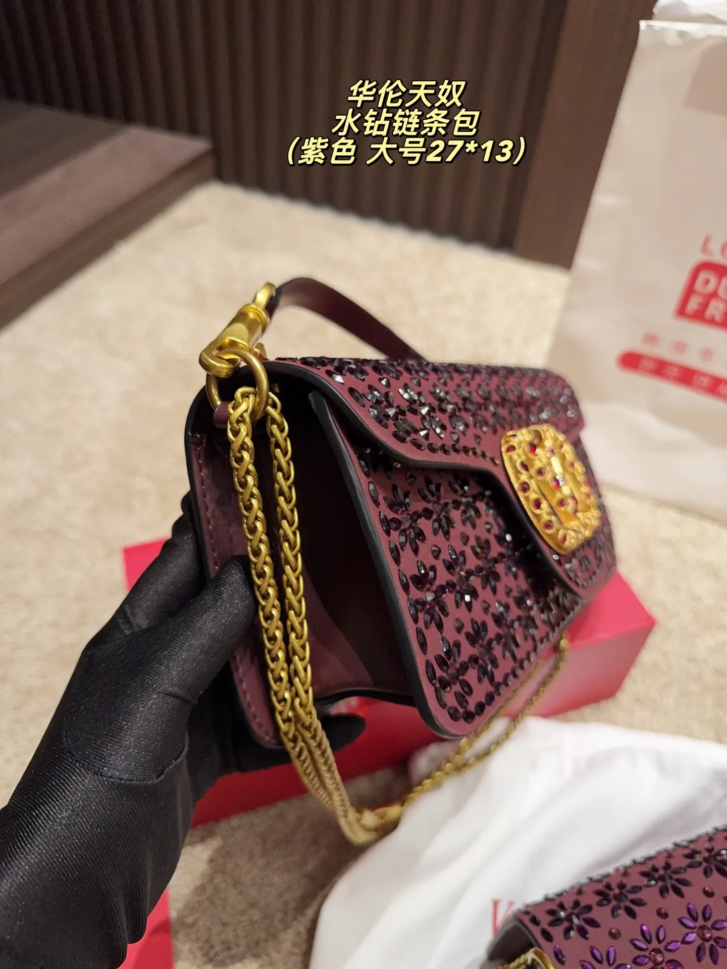 Large P400 comes with box⚠️size 27.13 Small P390 comes with box⚠️size 20.12 Valentino rhinestone chain bag Unlocks the fashion charm Can be salty or sweet The most beautiful girl on the street
