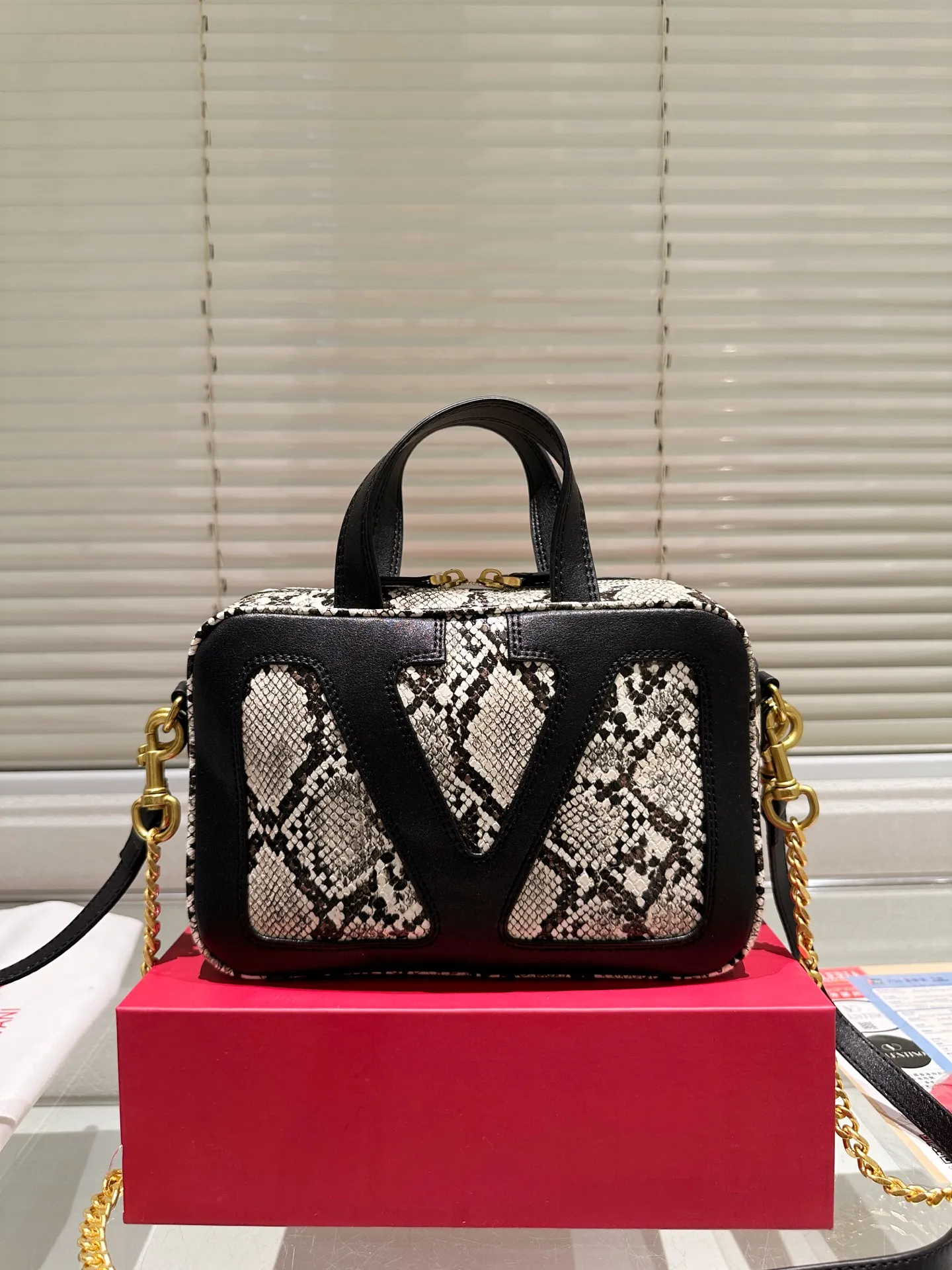 P380 Folding Box ⚠️Size 24.16 Valentino crossbody bag. The sense of luxury is overflowing. This look is very versatile. No matter how you carry it, there is no pressure. Which girl can refuse such a beautiful bag?