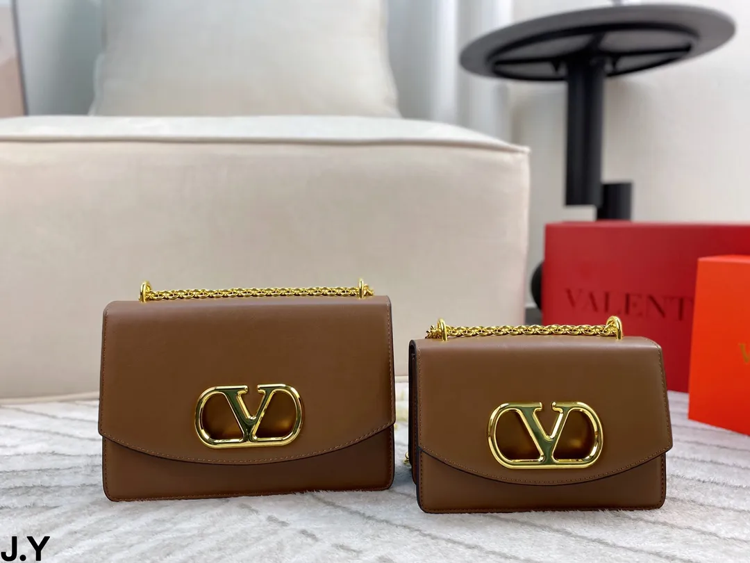 p310/p300 Folding box 🎁 Valentino Vain series handbags~ A versatile bag that can be sweet or salty, casual or business, magnetic opening and closing, practical capacity, exquisite and noble, elegant and timeless! Size: 24*16/19.5*13