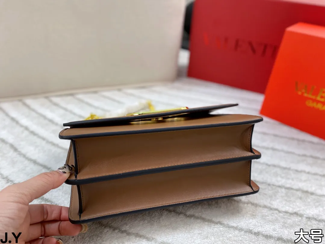 p310/p300 Folding box 🎁 Valentino Vain series handbags~ A versatile bag that can be sweet or salty, casual or business, magnetic opening and closing, practical capacity, exquisite and noble, elegant and timeless! Size: 24*16/19.5*13