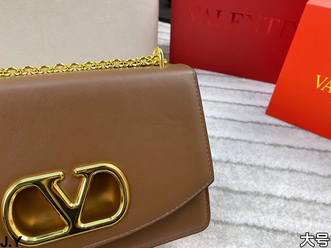 p310/p300 Folding box 🎁 Valentino Vain series handbags~ A versatile bag that can be sweet or salty, casual or business, magnetic opening and closing, practical capacity, exquisite and noble, elegant and timeless! Size: 24*16/19.5*13