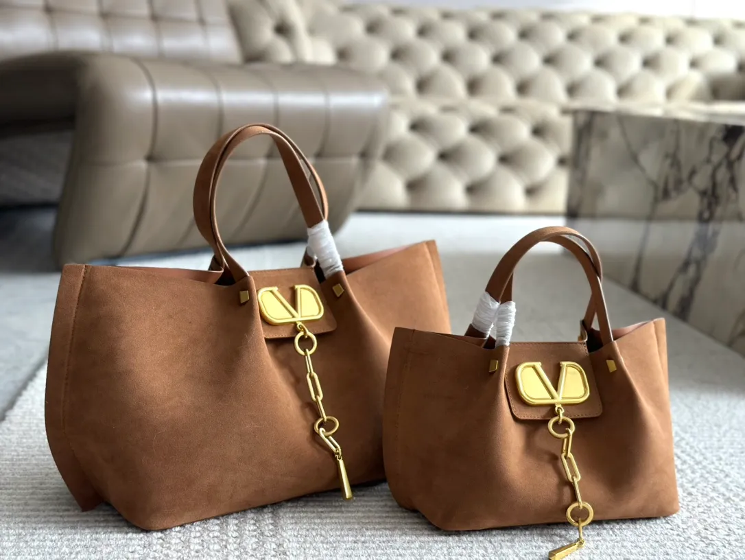 ¥410, 190 Valentino A popular model in the counter. Playful and super personality, whoever wears it will look better. Can’t conceal the foreign style. Exquisite routing. Color matching is very distinctive. Very versatile and can be matched with daily life. Casual and playful with a little bit of a lady style. It will definitely become a super hot style in the new year, spring and summer. ♥️Size 38 25cm/ 26 19cm