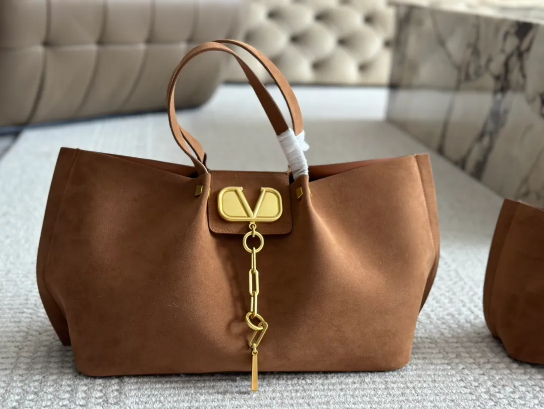 ¥410, 190 Valentino A popular model in the counter. Playful and super personality, whoever wears it will look better. Can’t conceal the foreign style. Exquisite routing. Color matching is very distinctive. Very versatile and can be matched with daily life. Casual and playful with a little bit of a lady style. It will definitely become a super hot style in the new year, spring and summer. ♥️Size 38 25cm/ 26 19cm