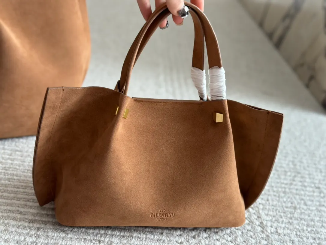 ¥410, 190 Valentino A popular model in the counter. Playful and super personality, whoever wears it will look better. Can’t conceal the foreign style. Exquisite routing. Color matching is very distinctive. Very versatile and can be matched with daily life. Casual and playful with a little bit of a lady style. It will definitely become a super hot style in the new year, spring and summer. ♥️Size 38 25cm/ 26 19cm