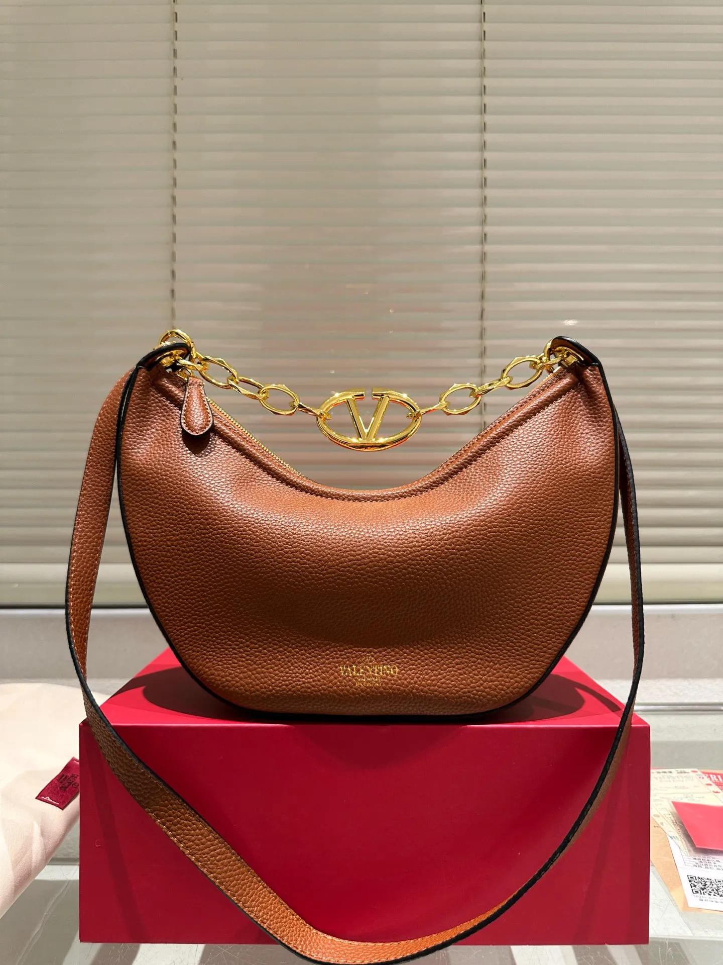 P370 comes with box ⚠️Size 30.15 Valentino VLogo moon bag Use your bag to brighten up dull autumn and winter. Valentino's VLogo Moon handbag is like the moon, with cute and soft curved lines. VLogo gold chain, retro and exquisite. Detachable shoulder strap unlocks a variety of dressing styles. It can be a casual cool girl or a classy woman. One bag can be used as many styles as you like.