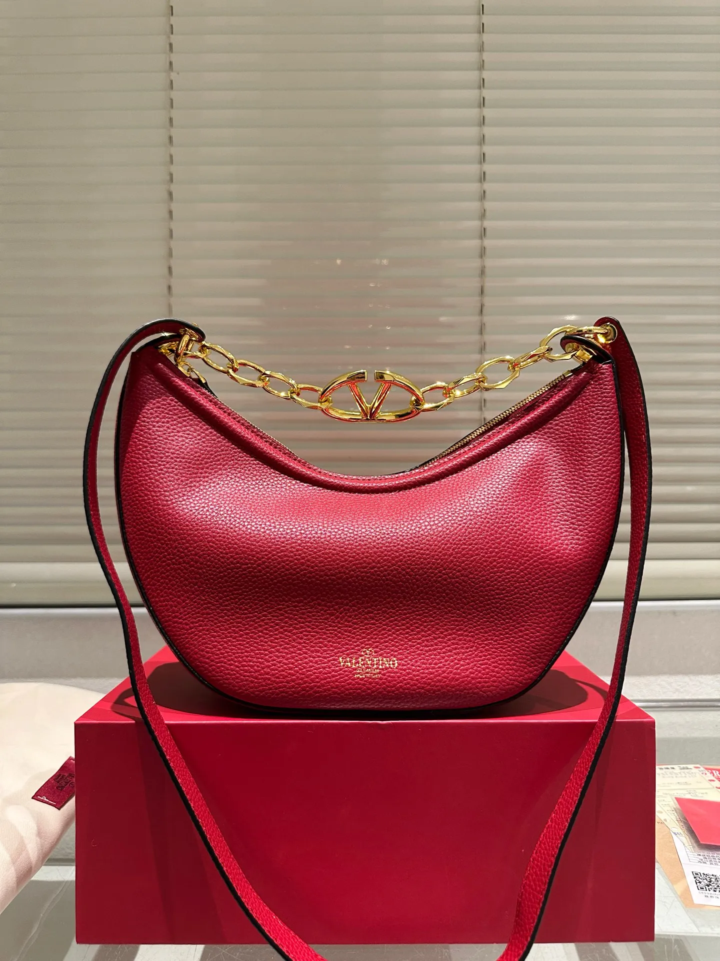 P370 comes with box ⚠️Size 30.15 Valentino VLogo moon bag Use your bag to brighten up dull autumn and winter. Valentino's VLogo Moon handbag is like the moon, with cute and soft curved lines. VLogo gold chain, retro and exquisite. Detachable shoulder strap unlocks a variety of dressing styles. It can be a casual cool girl or a classy woman. One bag can be used as many styles as you like.