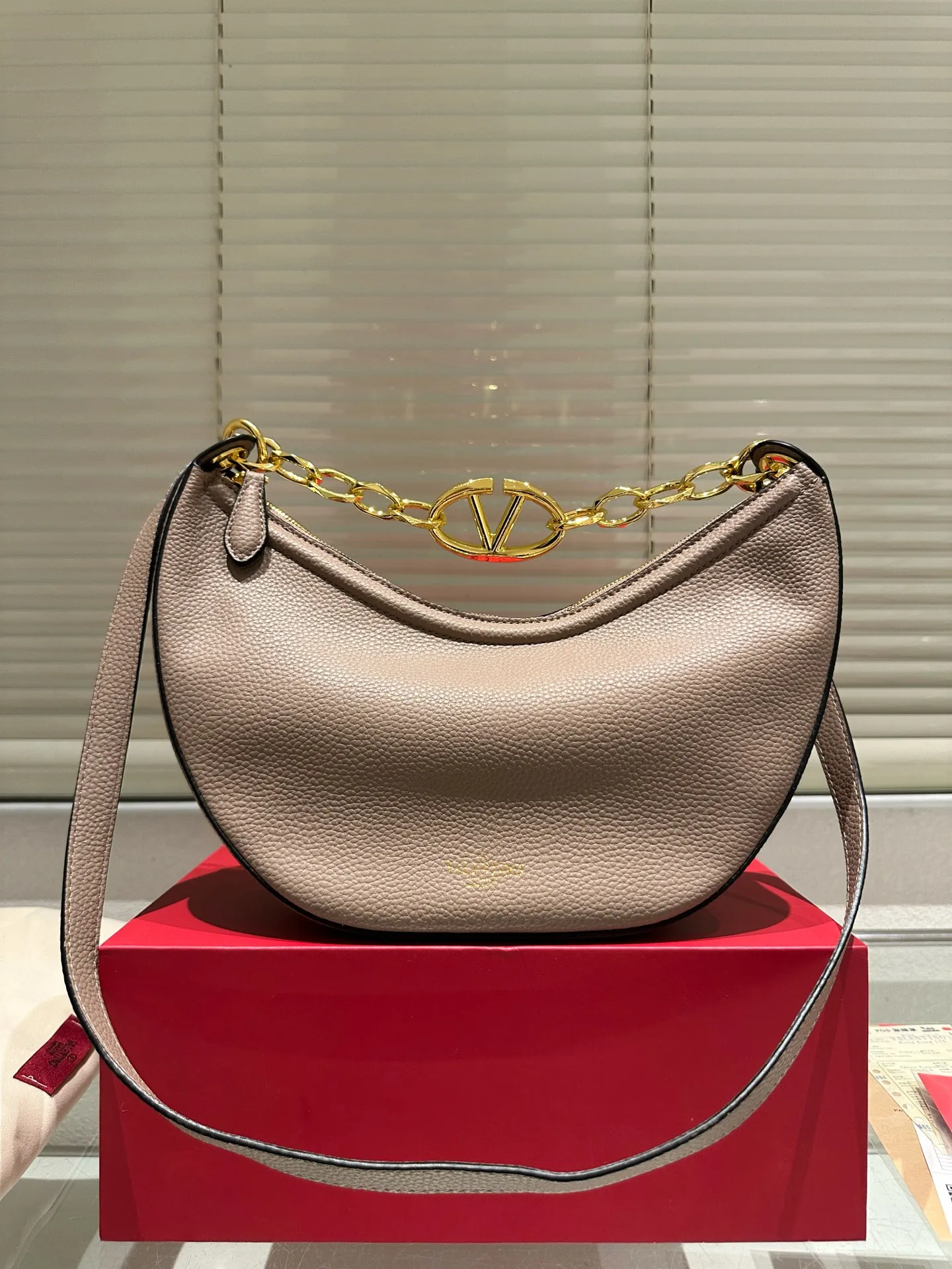 P370 comes with box ⚠️Size 30.15 Valentino VLogo moon bag Use your bag to brighten up dull autumn and winter. Valentino's VLogo Moon handbag is like the moon, with cute and soft curved lines. VLogo gold chain, retro and exquisite. Detachable shoulder strap unlocks a variety of dressing styles. It can be a casual cool girl or a classy woman. One bag can be used as many styles as you like.