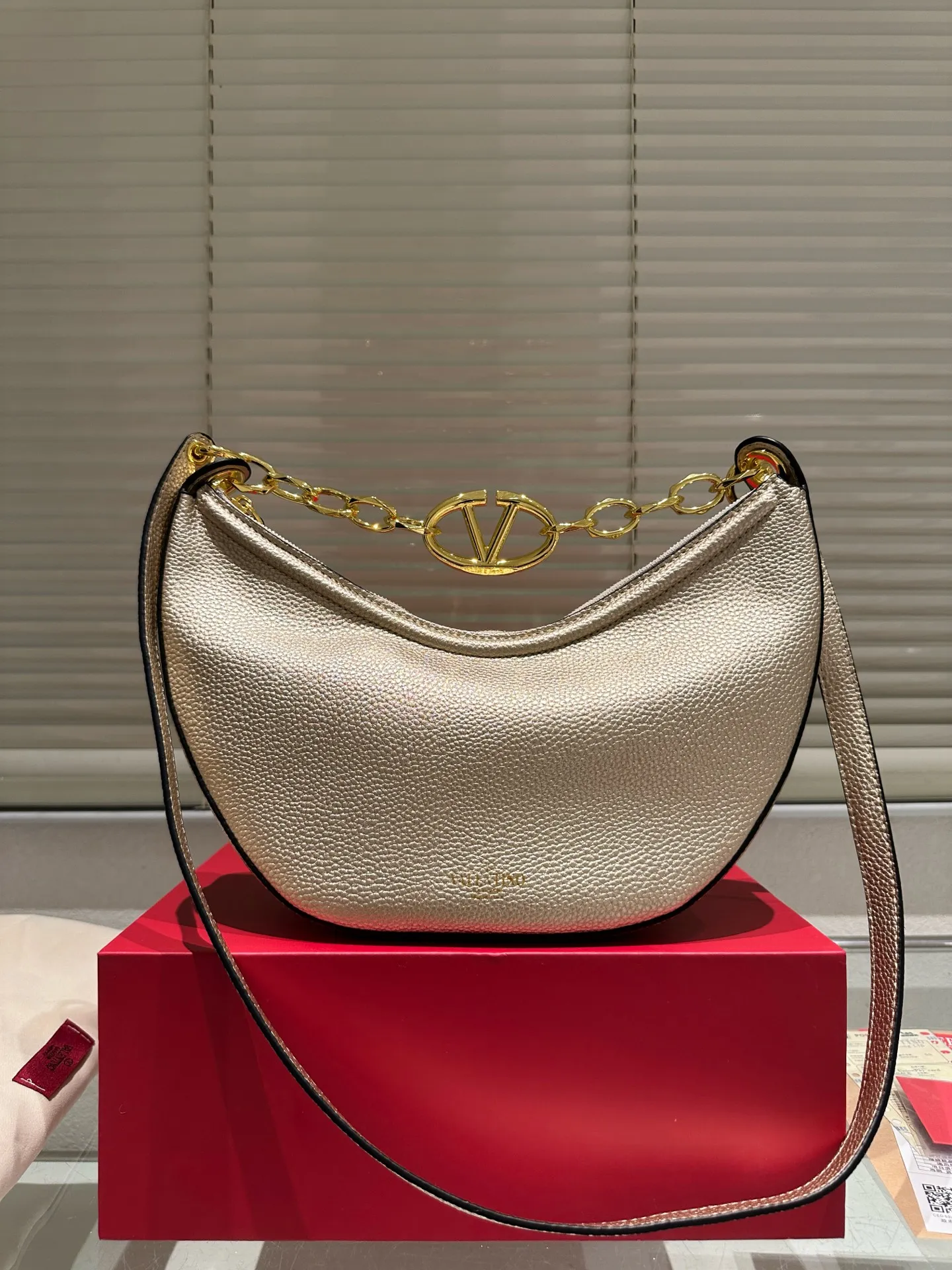 P370 comes with box ⚠️Size 30.15 Valentino VLogo moon bag Use your bag to brighten up dull autumn and winter. Valentino's VLogo Moon handbag is like the moon, with cute and soft curved lines. VLogo gold chain, retro and exquisite. Detachable shoulder strap unlocks a variety of dressing styles. It can be a casual cool girl or a classy woman. One bag can be used as many styles as you like.