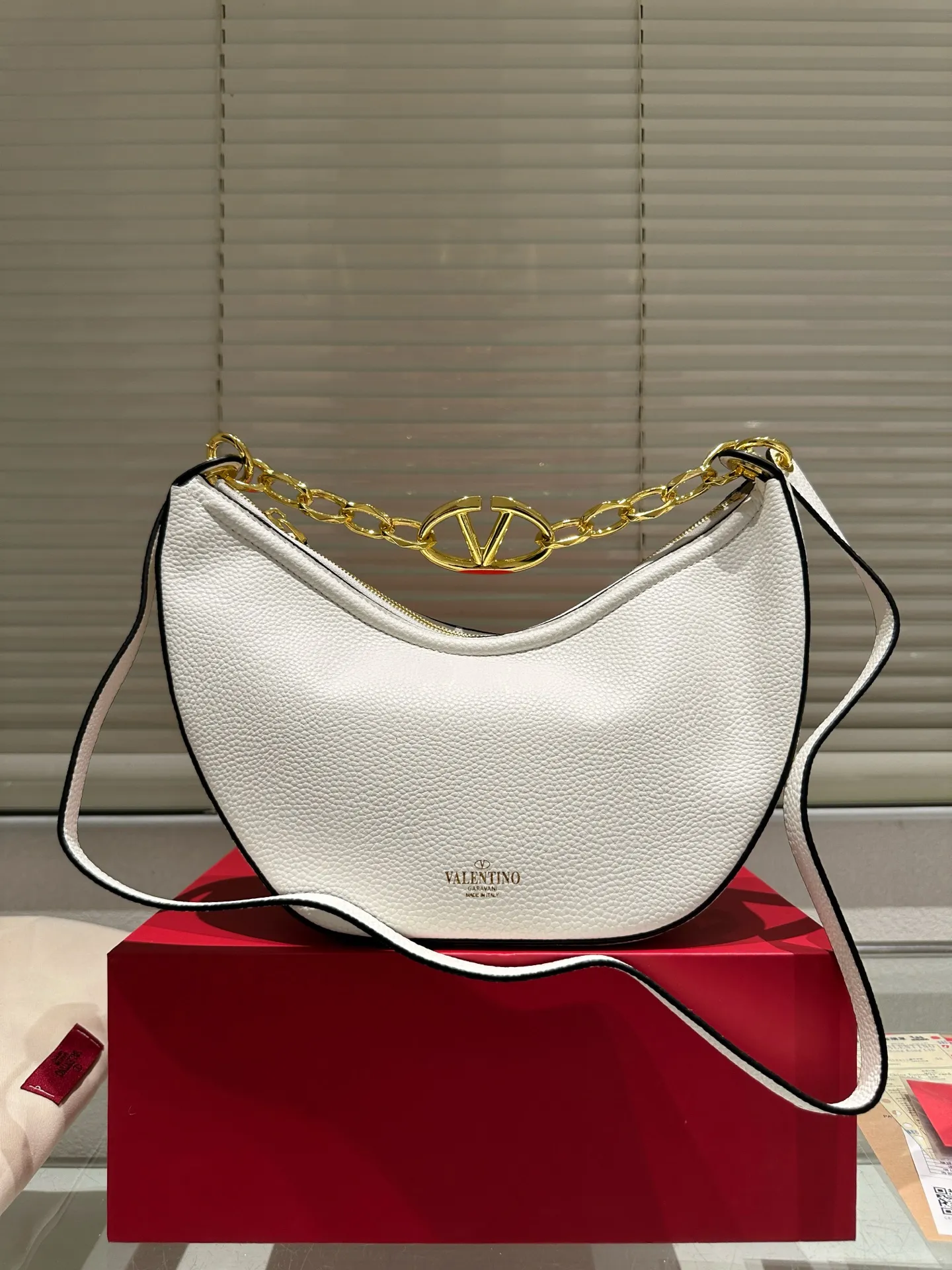 P370 comes with box ⚠️Size 30.15 Valentino VLogo moon bag Use your bag to brighten up dull autumn and winter. Valentino's VLogo Moon handbag is like the moon, with cute and soft curved lines. VLogo gold chain, retro and exquisite. Detachable shoulder strap unlocks a variety of dressing styles. It can be a casual cool girl or a classy woman. One bag can be used as many styles as you like.