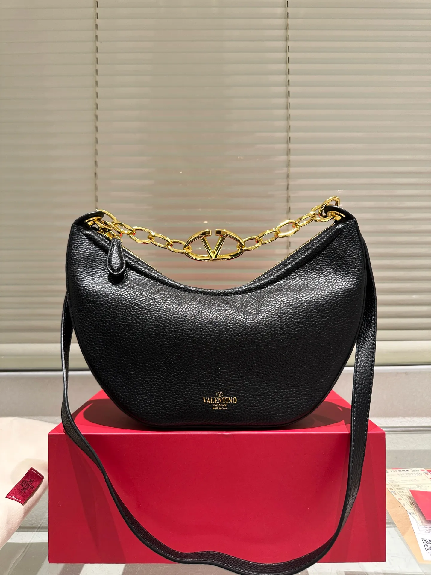 P370 comes with box ⚠️Size 30.15 Valentino VLogo moon bag Use your bag to brighten up dull autumn and winter. Valentino's VLogo Moon handbag is like the moon, with cute and soft curved lines. VLogo gold chain, retro and exquisite. Detachable shoulder strap unlocks a variety of dressing styles. It can be a casual cool girl or a classy woman. One bag can be used as many styles as you like.