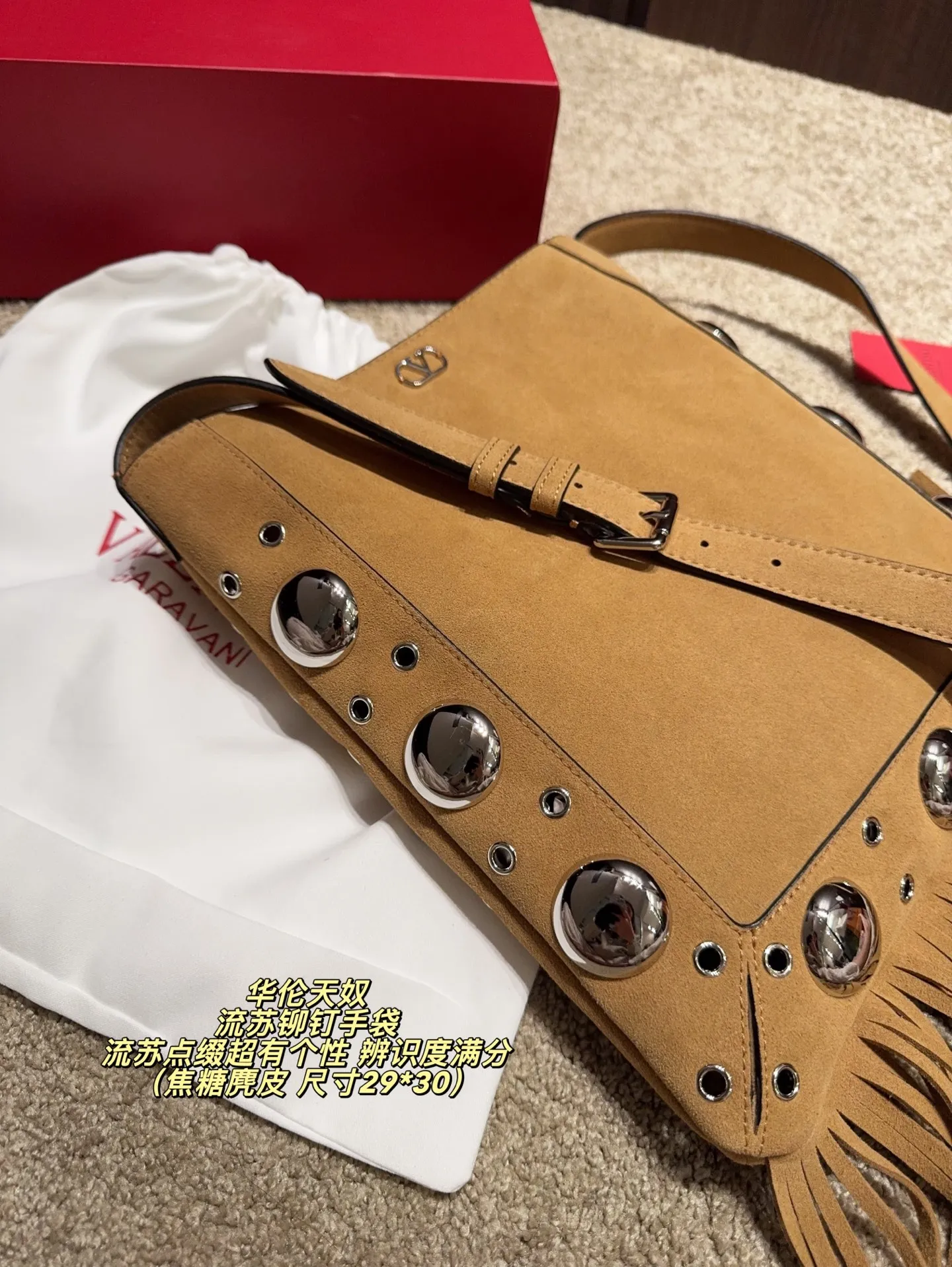 P480 comes with box⚠️Size 29*30 Valentino tassel rivet handbag. The tassel embellishment is super personalized! The V-shaped logo on the front is super classic and highly recognizable. The shoulder strap is adjustable, so it can be carried by hand or carried on the shoulder. It has a large capacity and can hold daily small items for commuting and traveling. The rivets and tassel design make the bag more layered, and it looks great with simple or retro styles. It is practical and fashionable, and can easily enhance the quality of your outfit!