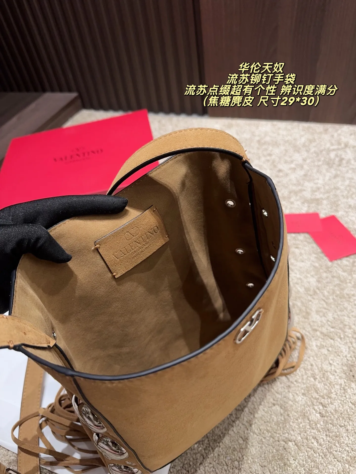P480 comes with box⚠️Size 29*30 Valentino tassel rivet handbag. The tassel embellishment is super personalized! The V-shaped logo on the front is super classic and highly recognizable. The shoulder strap is adjustable, so it can be carried by hand or carried on the shoulder. It has a large capacity and can hold daily small items for commuting and traveling. The rivets and tassel design make the bag more layered, and it looks great with simple or retro styles. It is practical and fashionable, and can easily enhance the quality of your outfit!