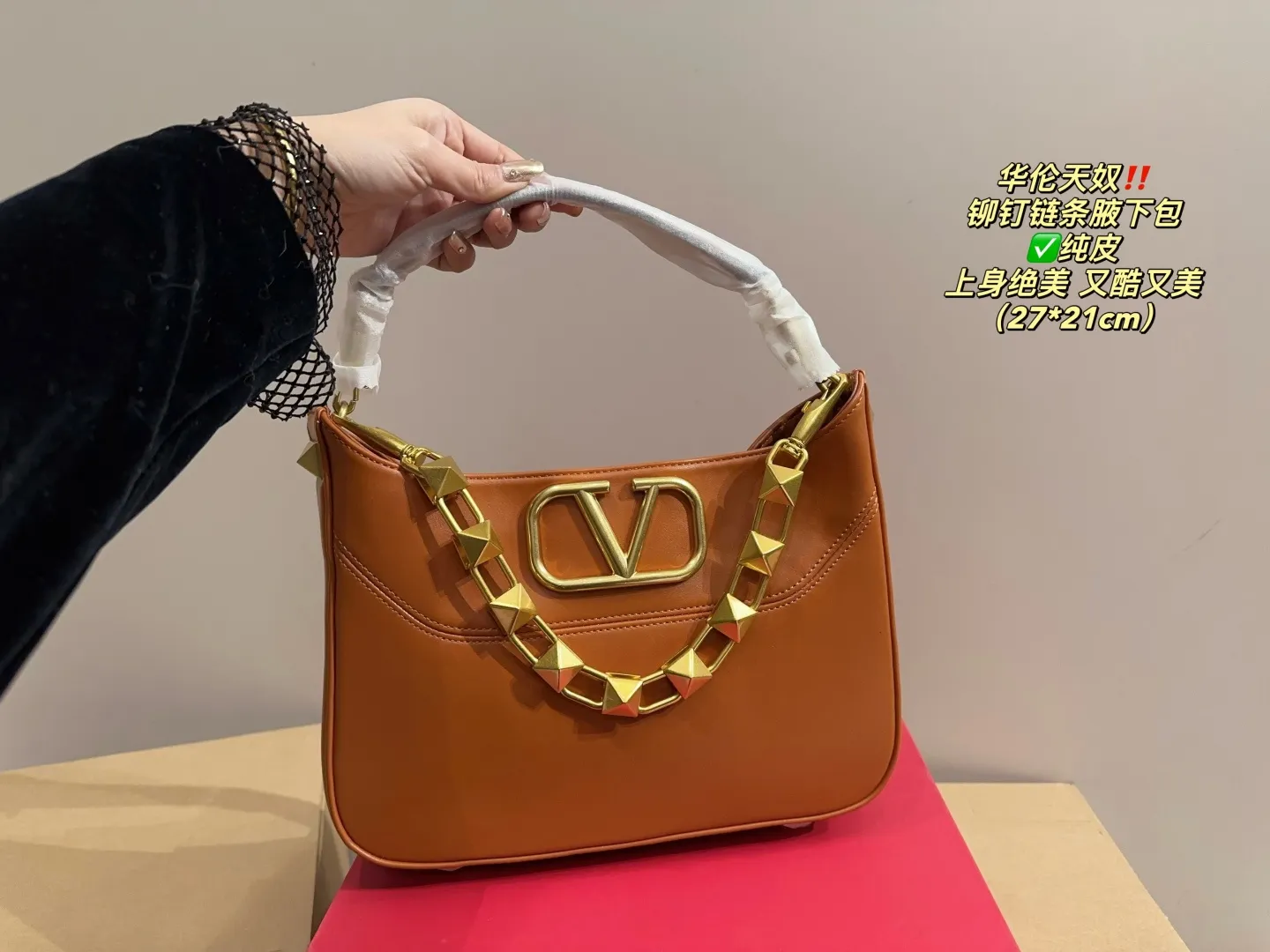 ✅Pure leather P400 with folding box⚠️Size 27.21 Valentino rivet chain armpit bag. The texture is so beautiful. The upper body is really too textured. Don’t be too attractive when shopping in daily life.