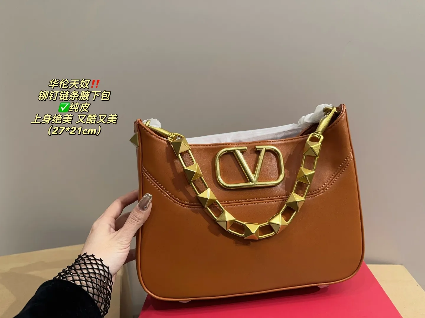 ✅Pure leather P400 with folding box⚠️Size 27.21 Valentino rivet chain armpit bag. The texture is so beautiful. The upper body is really too textured. Don’t be too attractive when shopping in daily life.