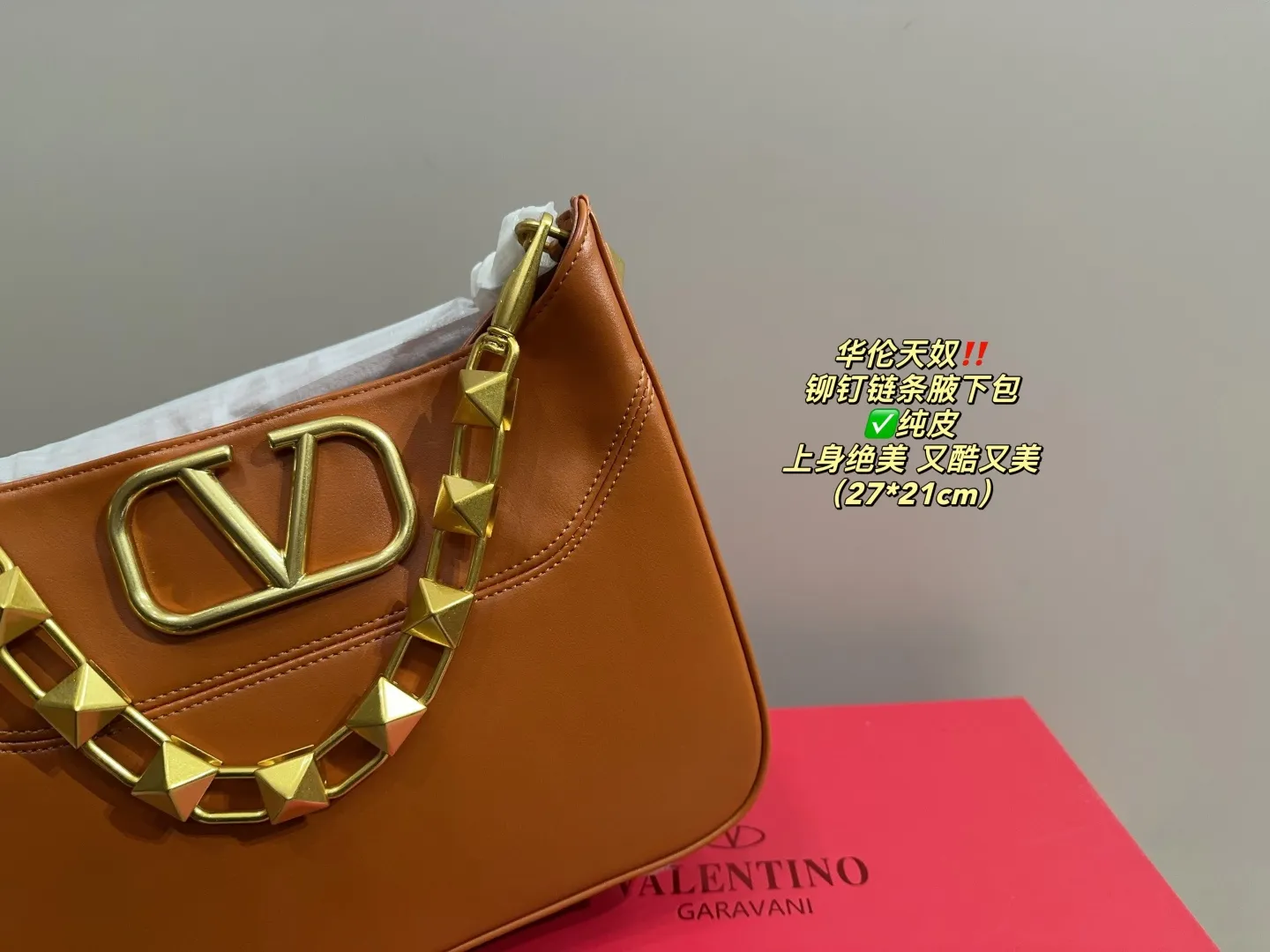 ✅Pure leather P400 with folding box⚠️Size 27.21 Valentino rivet chain armpit bag. The texture is so beautiful. The upper body is really too textured. Don’t be too attractive when shopping in daily life.