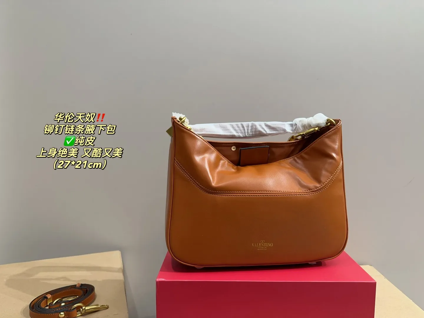 ✅Pure leather P400 with folding box⚠️Size 27.21 Valentino rivet chain armpit bag. The texture is so beautiful. The upper body is really too textured. Don’t be too attractive when shopping in daily life.